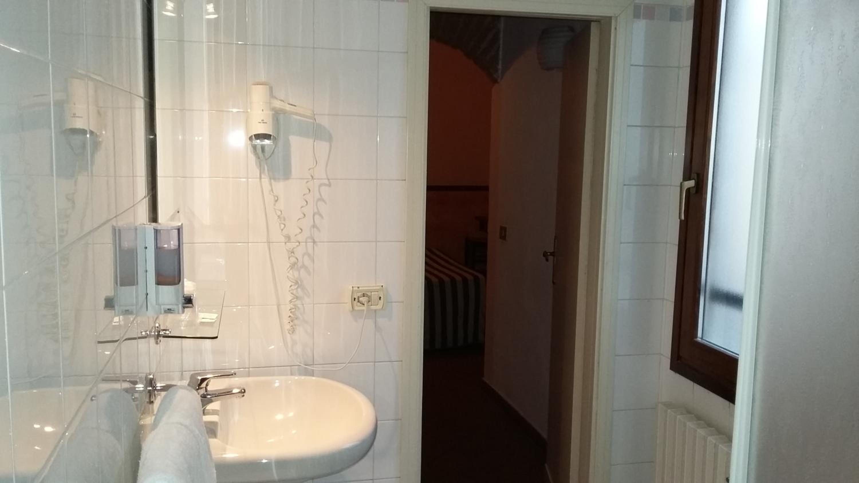 Triple Room - Photo 12
