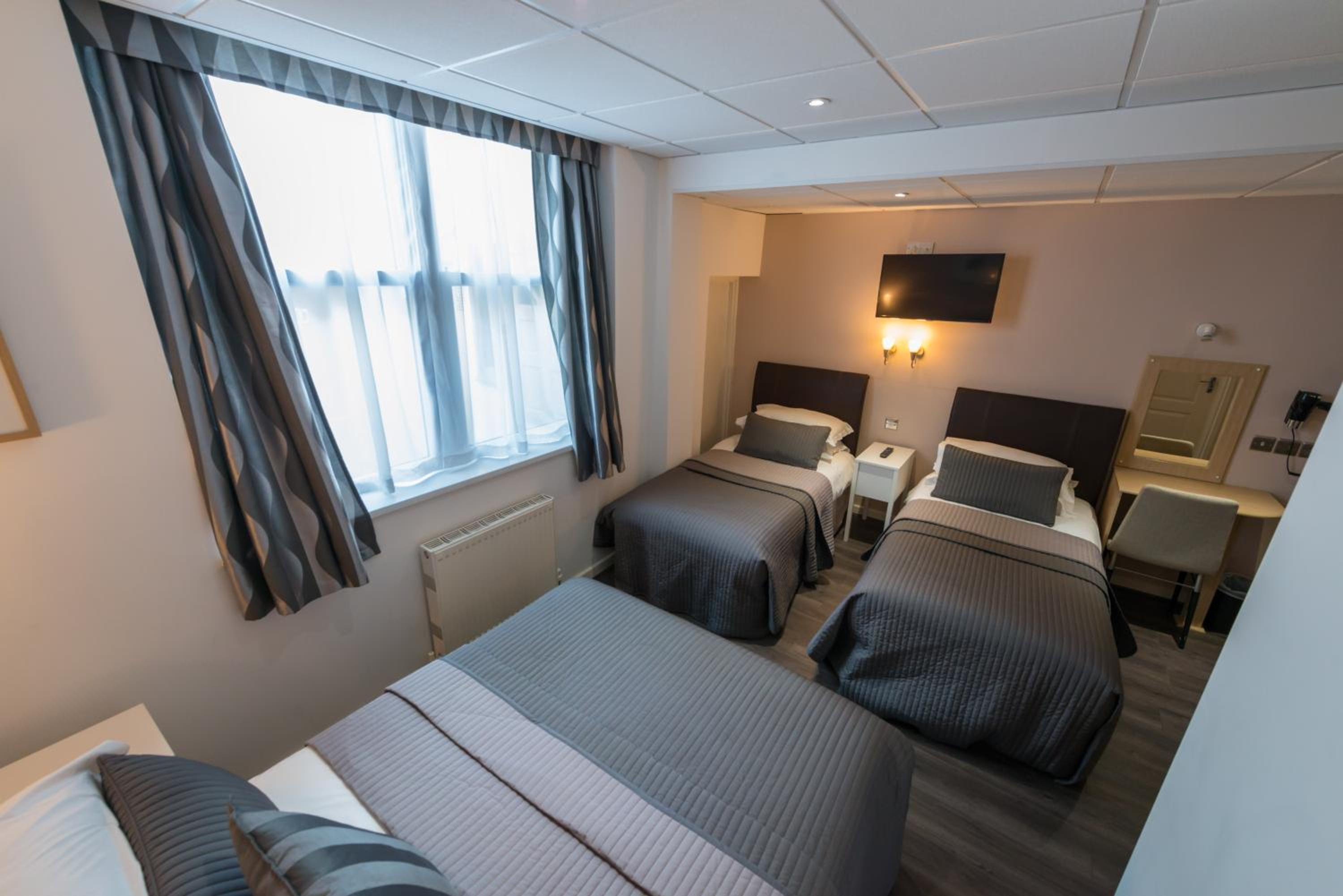 Superior Quadruple Room photo 2