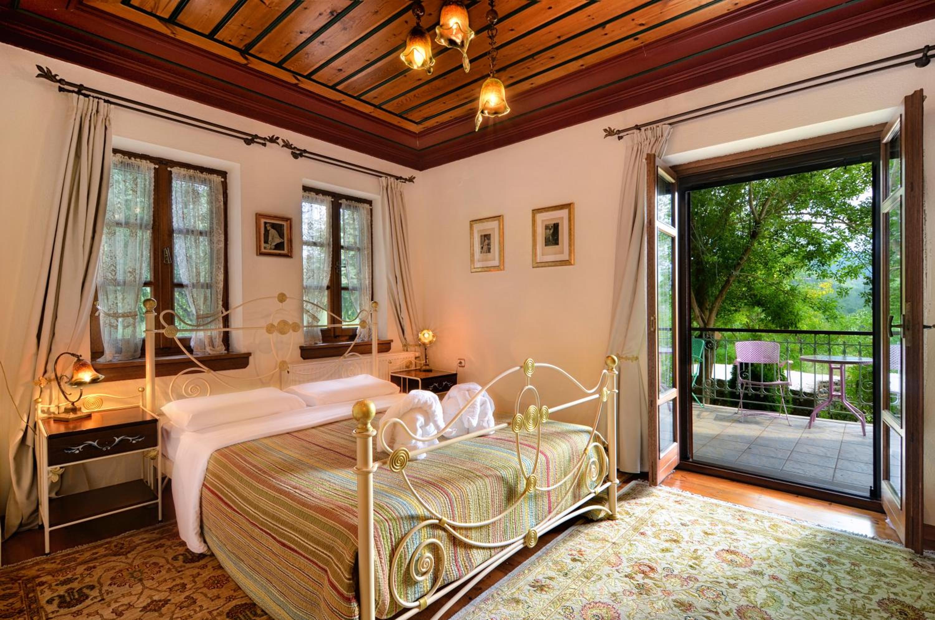 Deluxe Double Room with Balcony - Photo 6