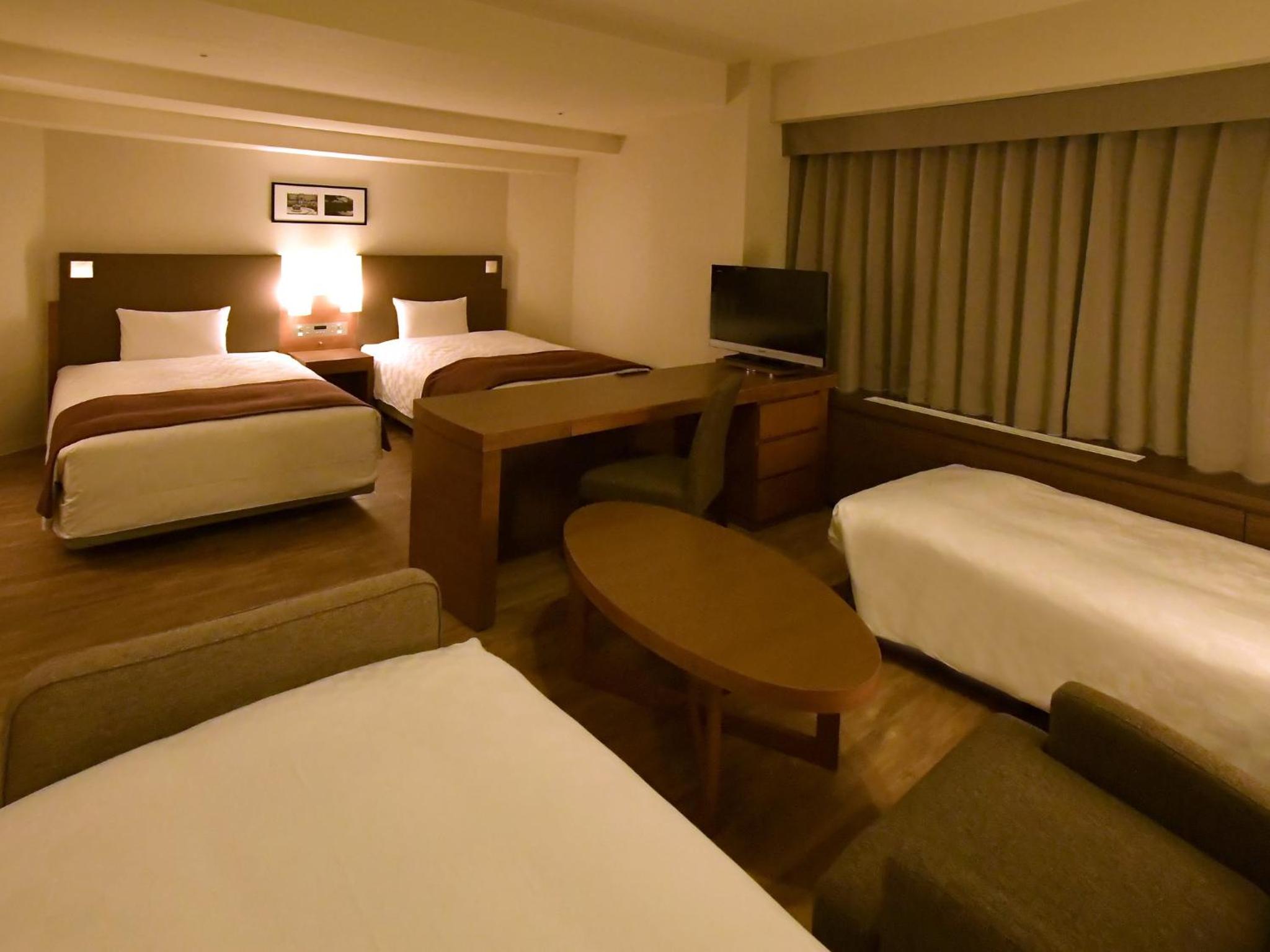 Deluxe Twin Room With Sofa Bed And Extra Bed - High Floor – Smoking