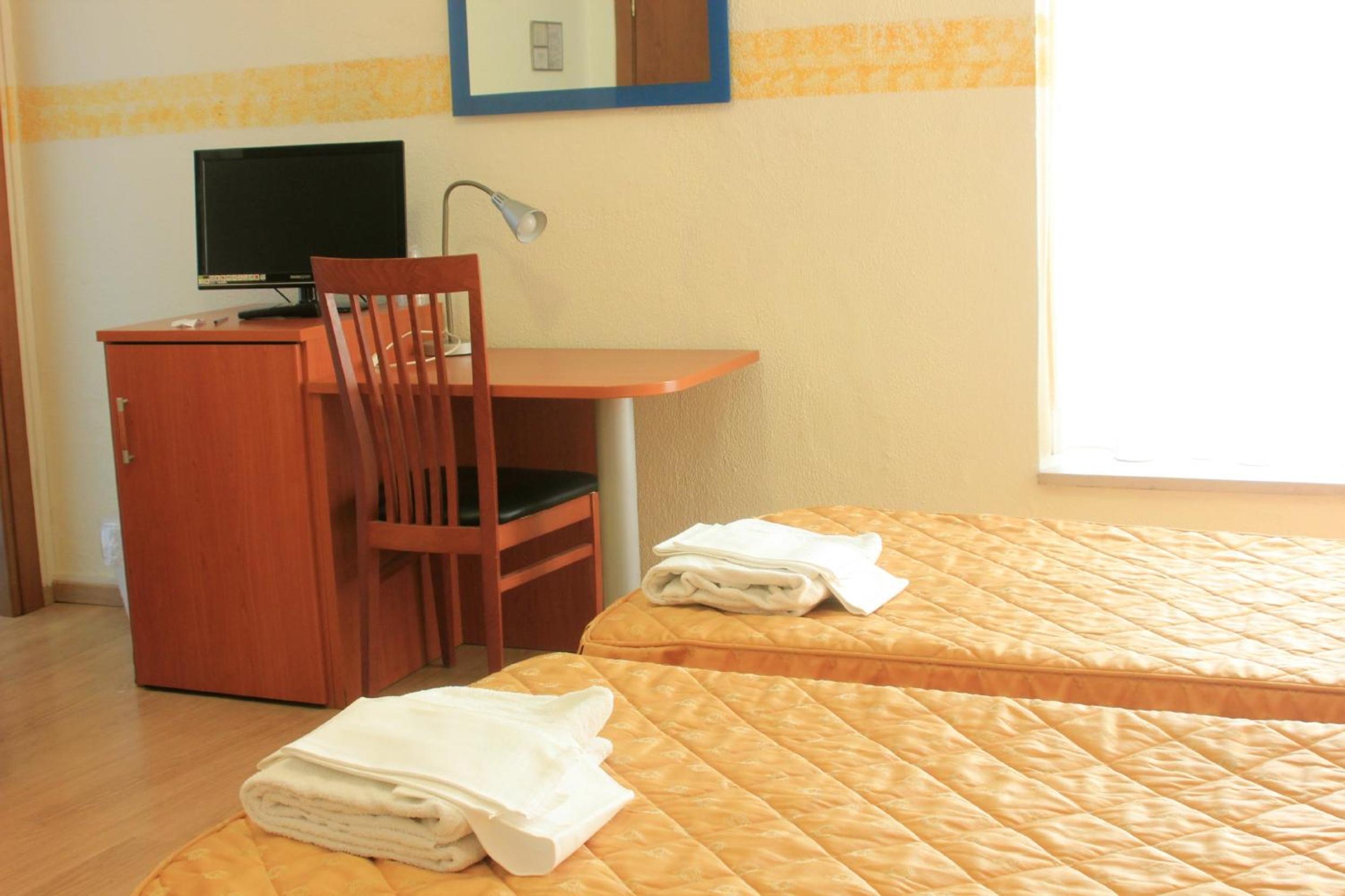 Twin Room - Photo 2
