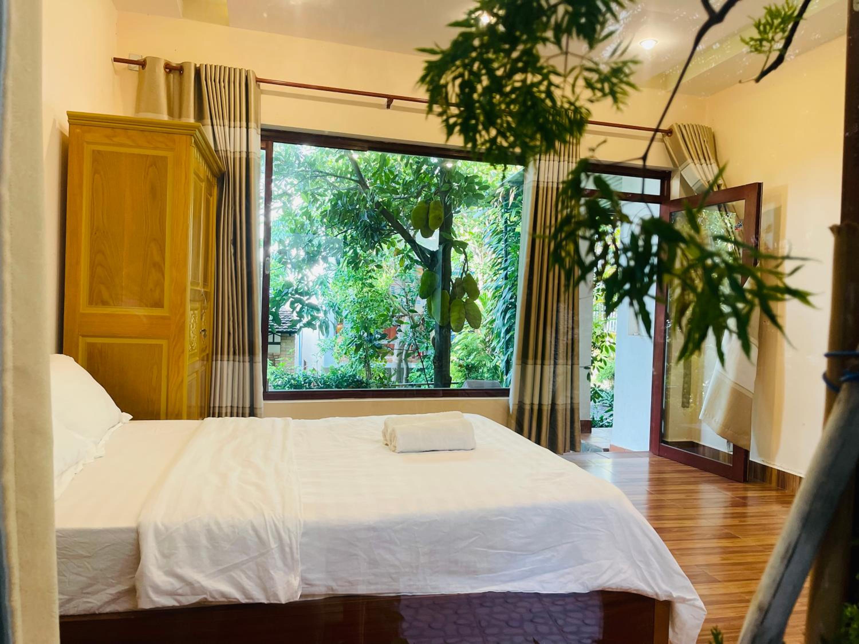 Deluxe Room (2 Adults + 1 Child)