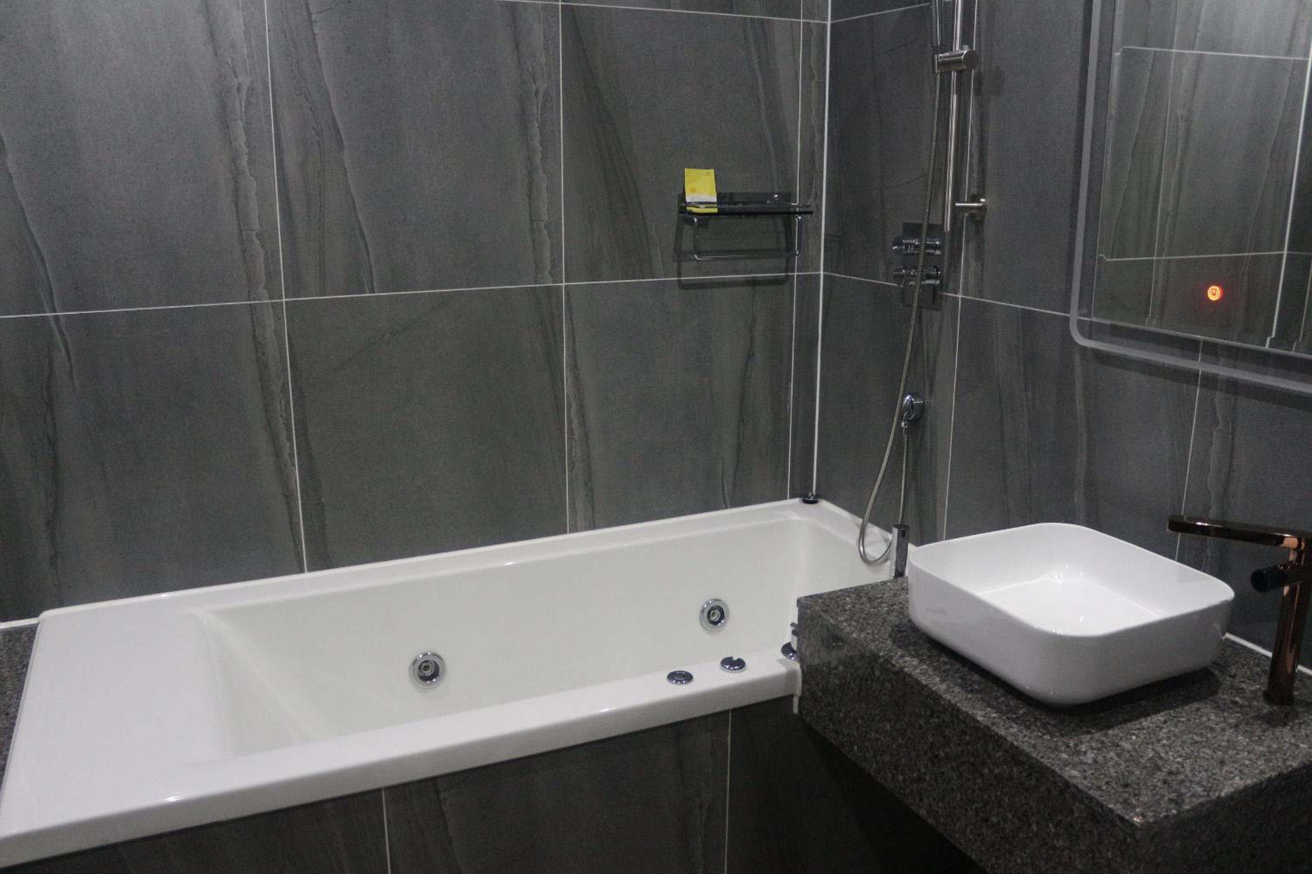 Deluxe Double Room - Photo 10