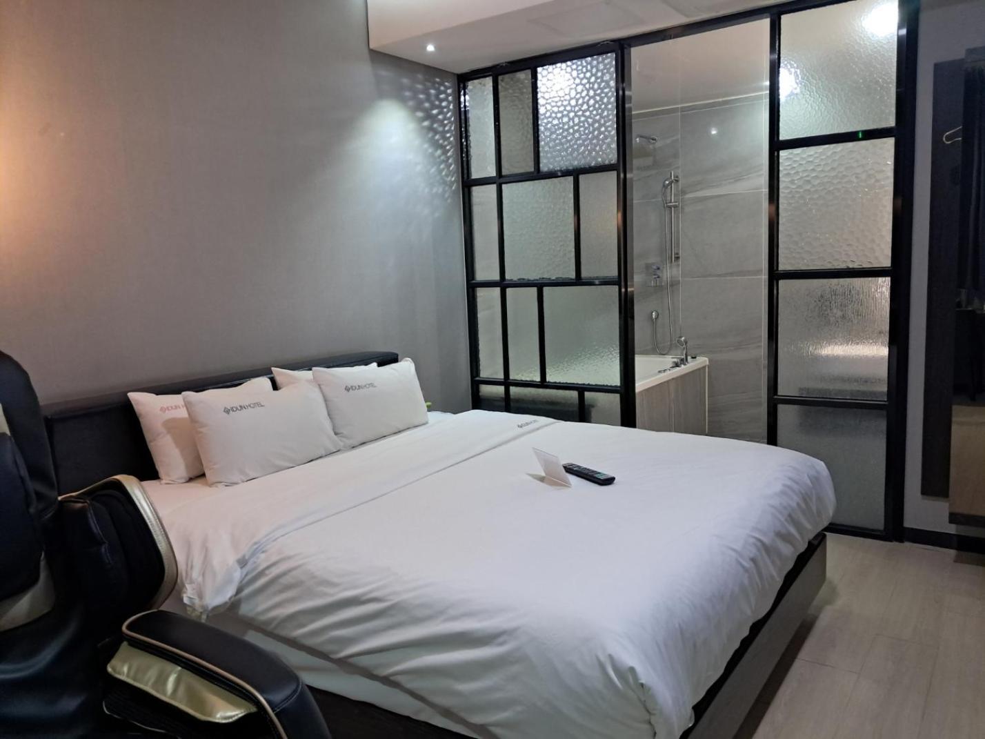 Premium Double Room - Photo 8