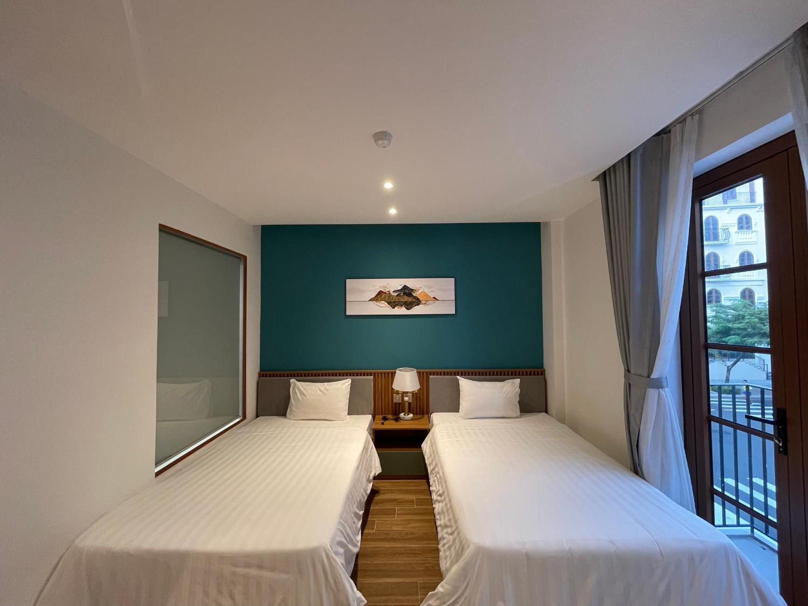Superior Twin Room with Balcony and City View photo 1