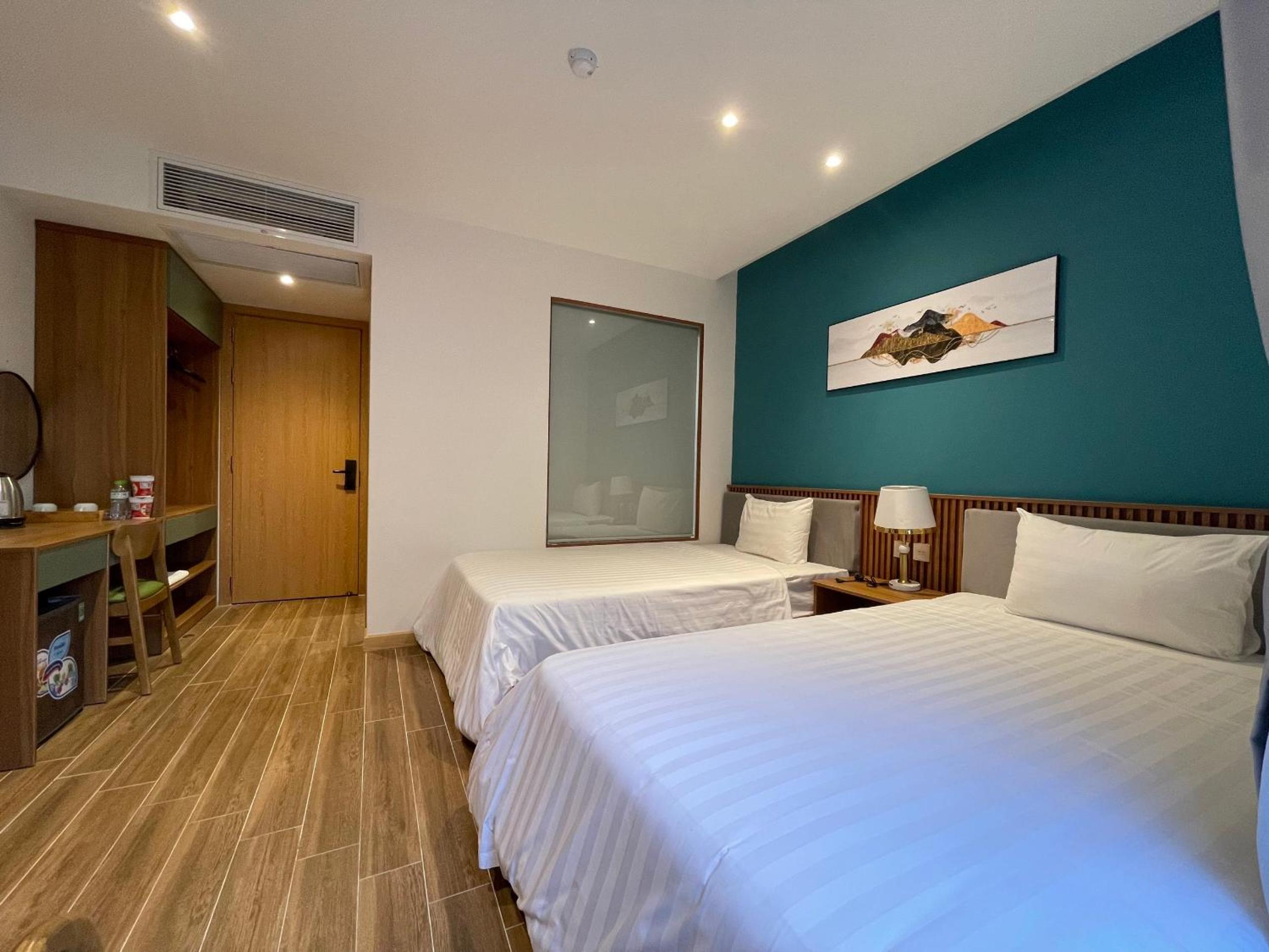 Superior Twin Room with Balcony and City View photo 3