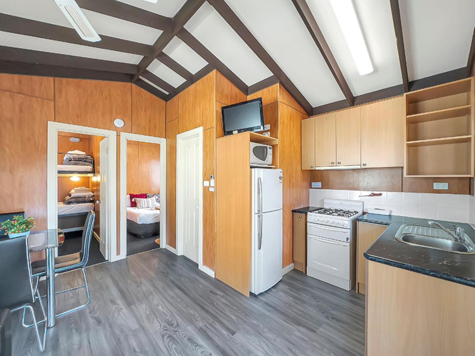 Two Bedroom Budget Cabin - Photo 10