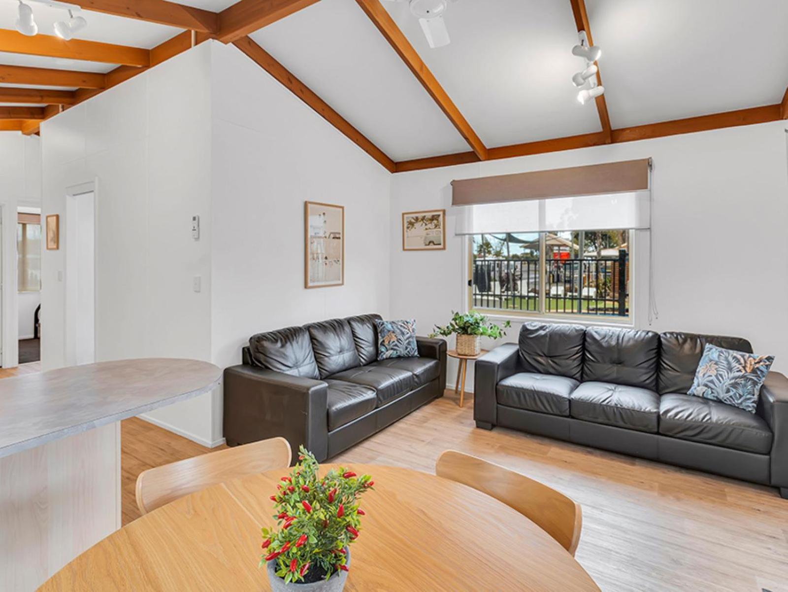Three-Bedroom Villa with Poolview - Photo 4