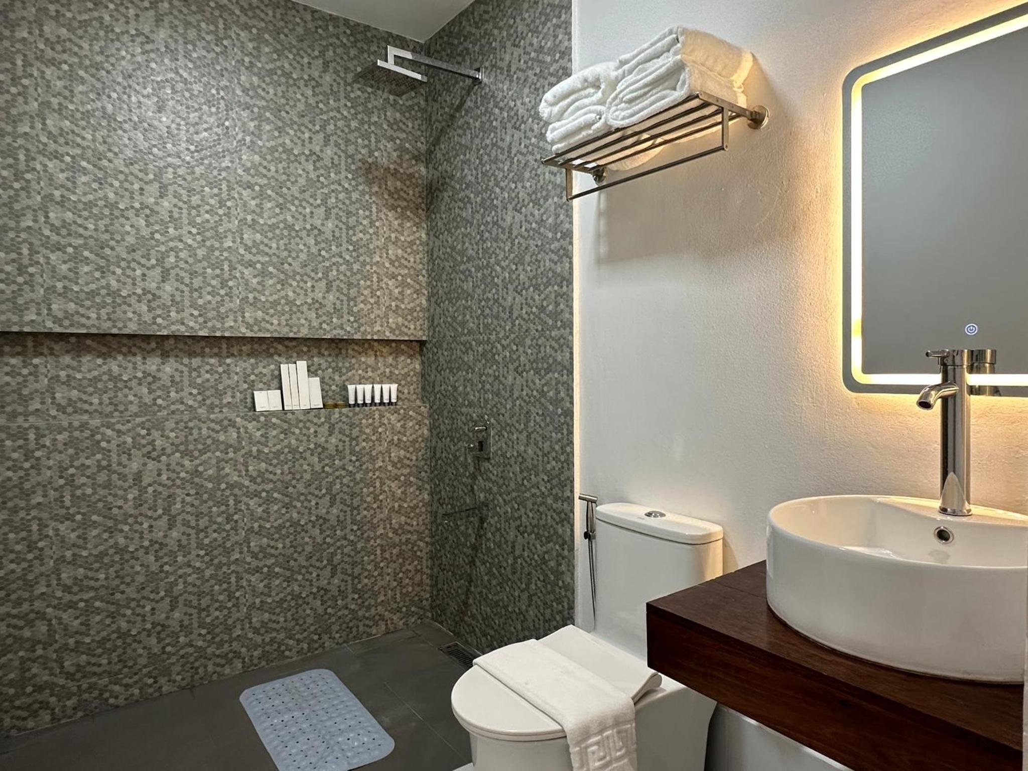 Deluxe Double Room (2 Adults + 1 Child) photo 2