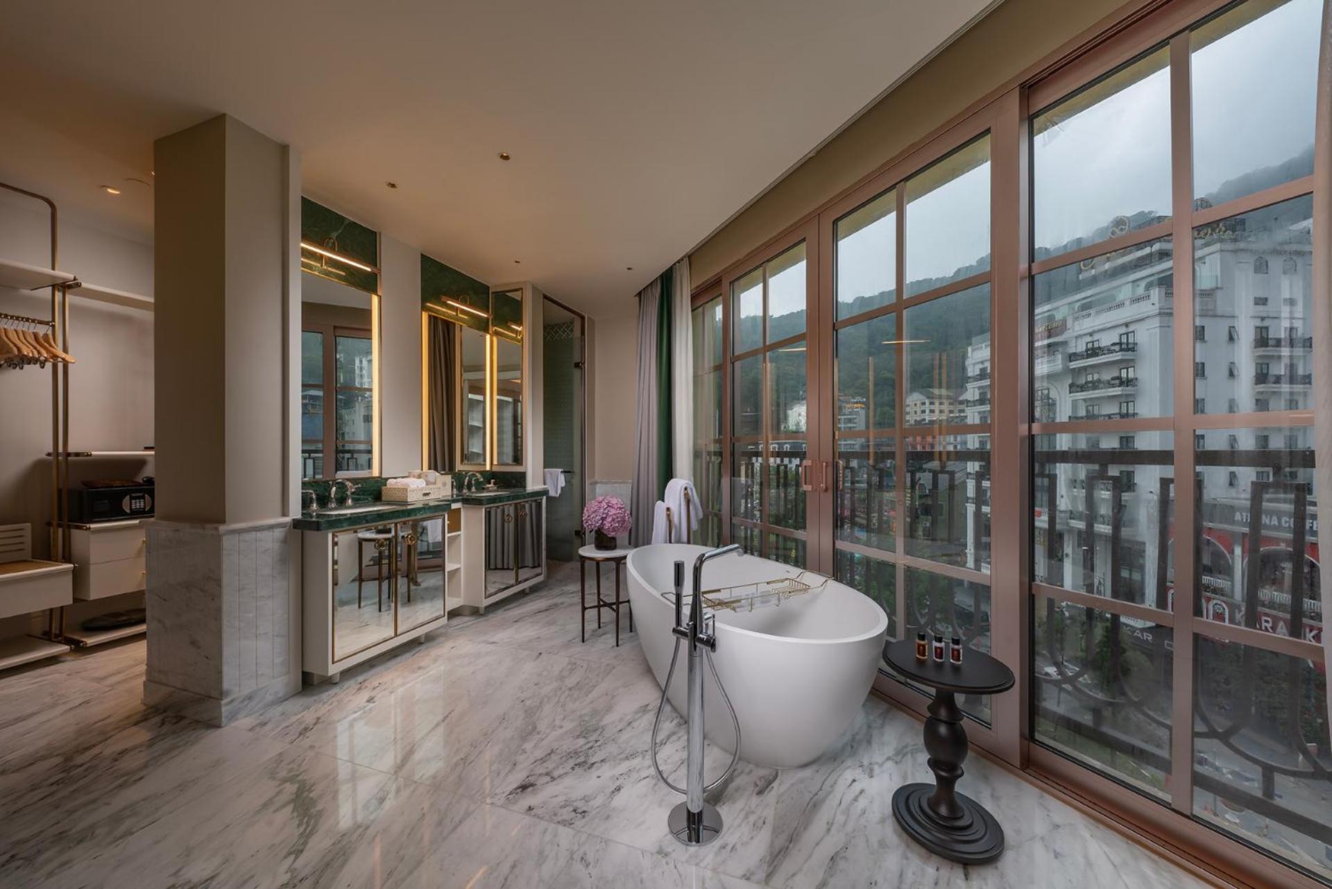 Deluxe King Suite - Photo 2