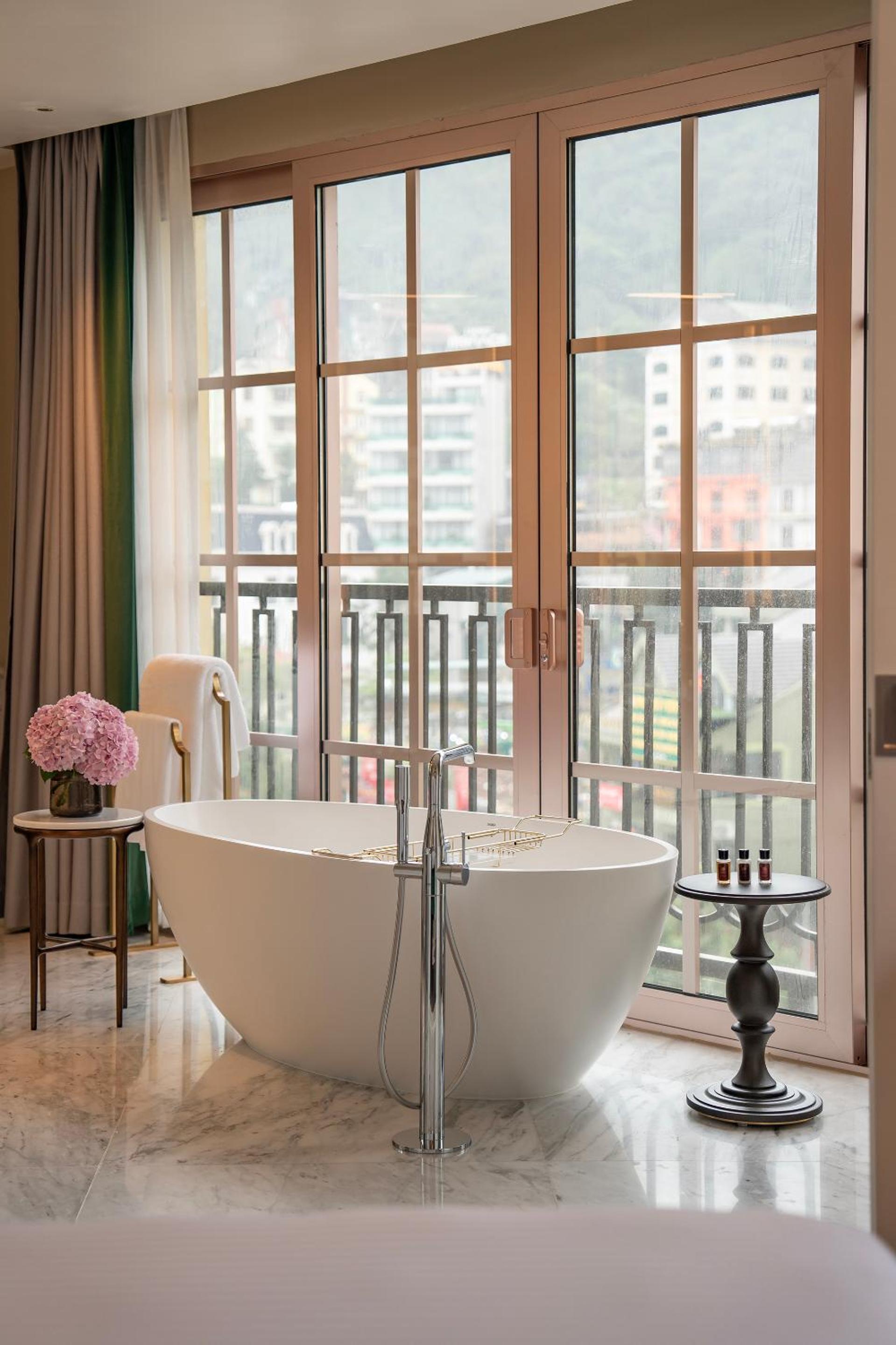 Deluxe King Suite - Photo 4