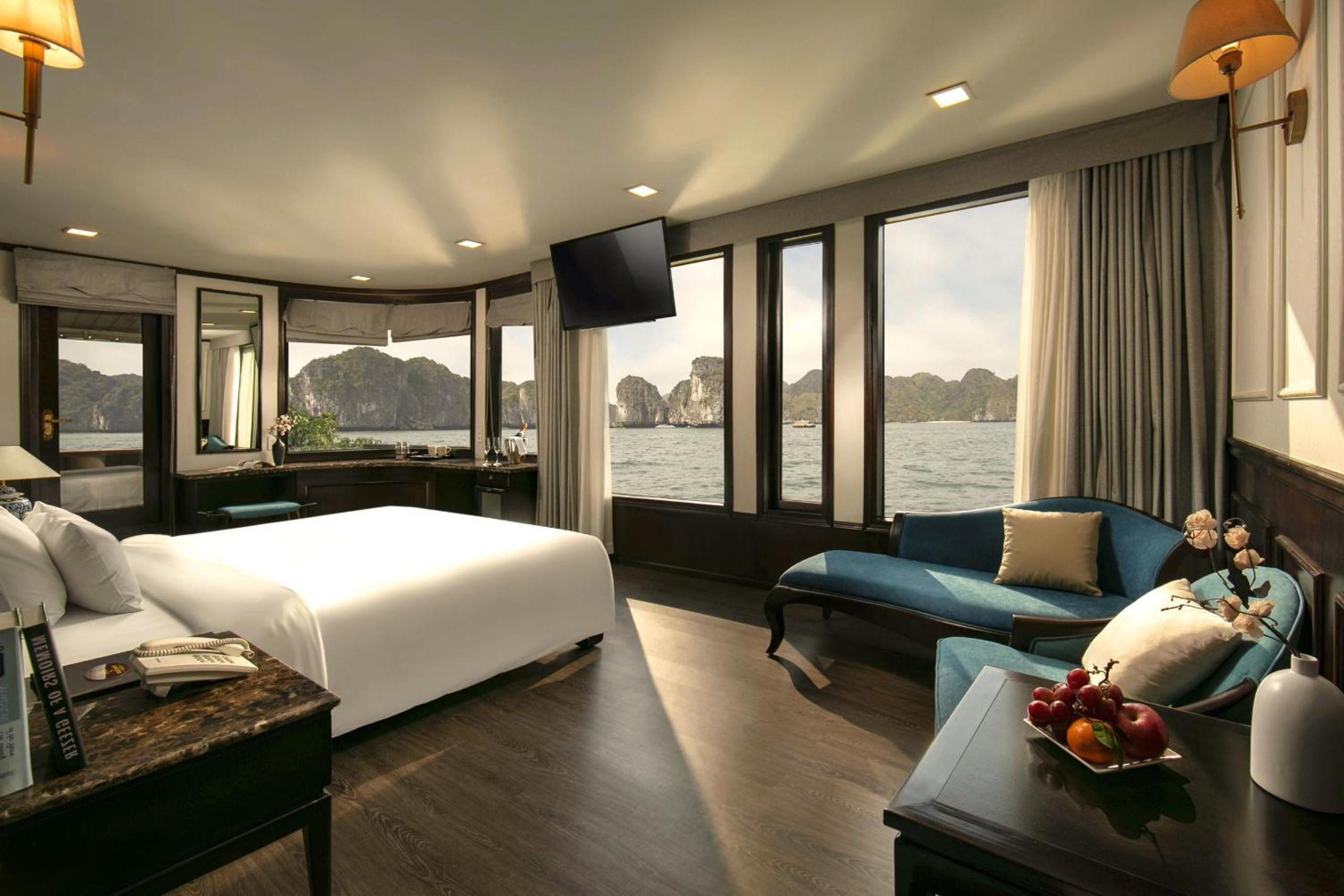 Presidential Suite with Balcony and Bathtub - Starlink Network Access photo 1