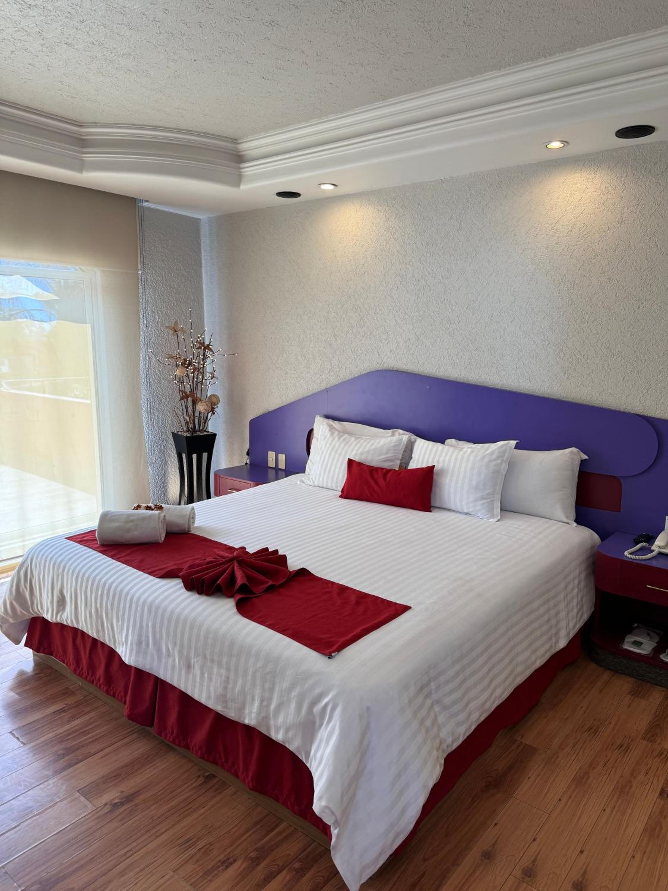 Executive Suite - Photo 3