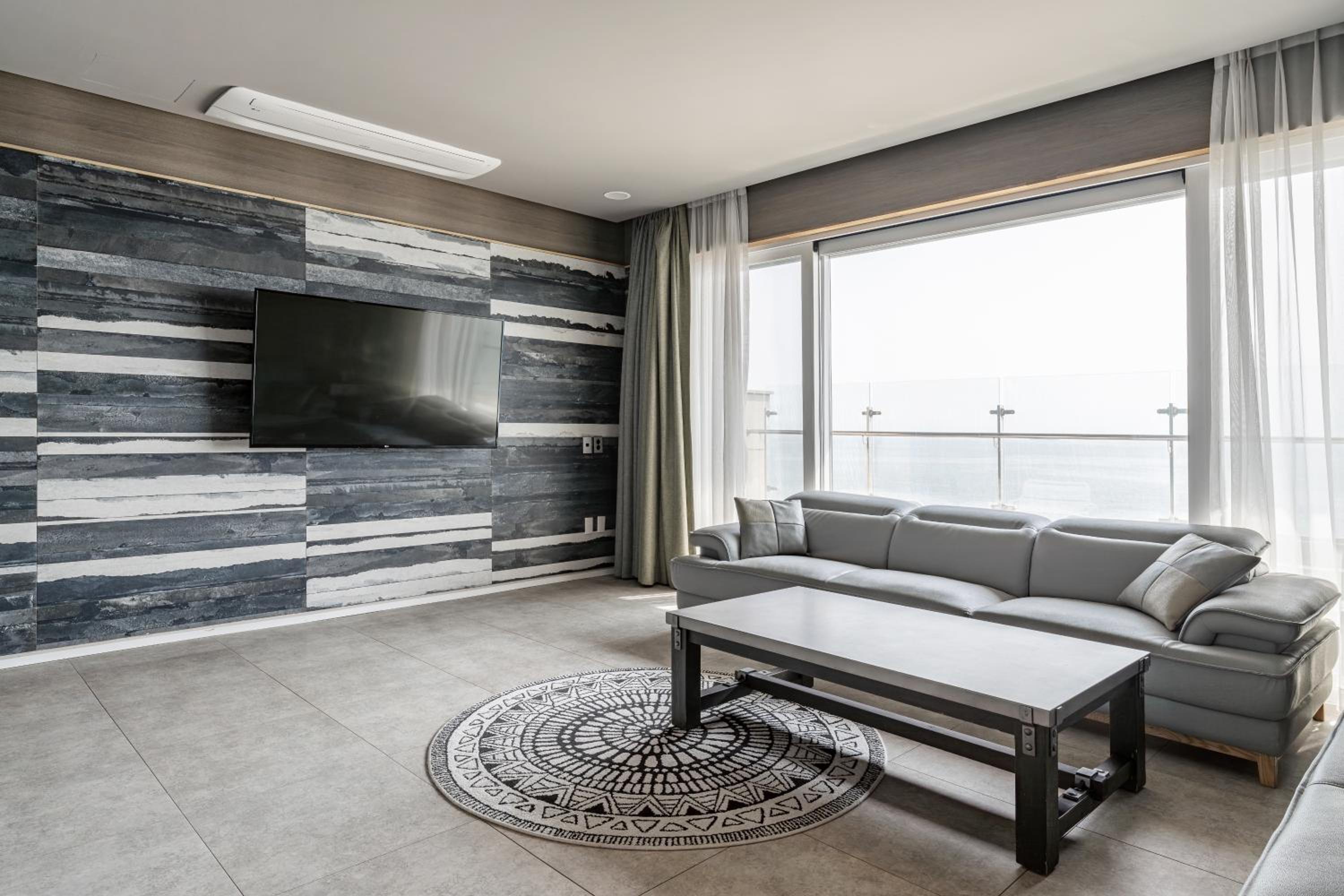 Rooftop Lounge Room photo 3