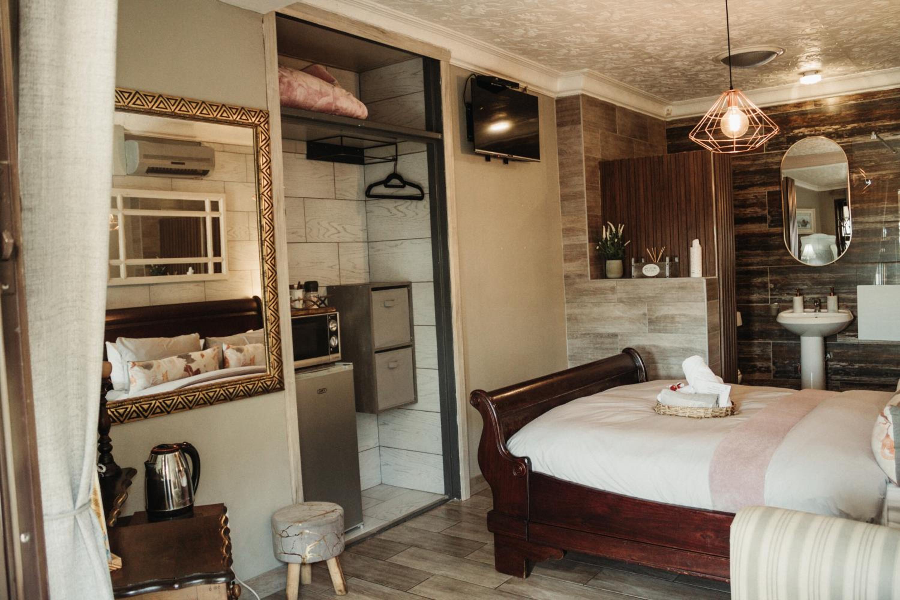Deluxe Double Room with Shower - Photo 54