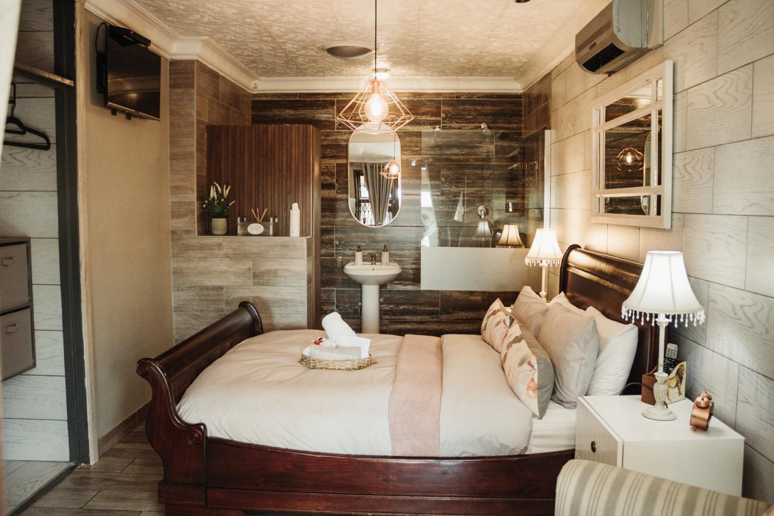 Deluxe Double Room with Shower - Photo 25