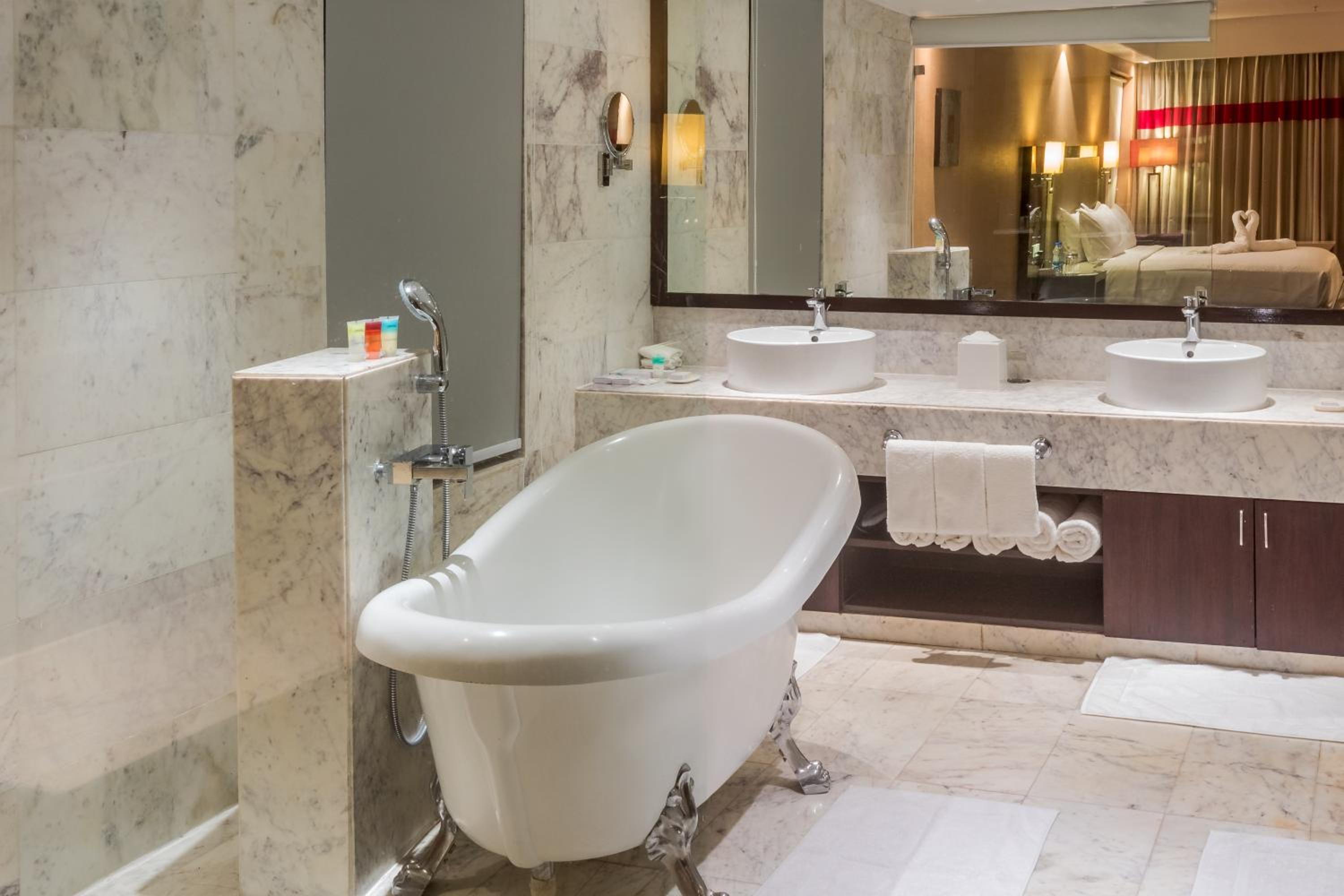 Presidential Suite With Taj View with 10% discount on food, beverages and laundry | 50% discount on spa until 5pm | 1+1 IMFL Happy Hours from 1pm to 5pm  (Henry's Pub Only) | Complimentary Bottle of wine photo 2