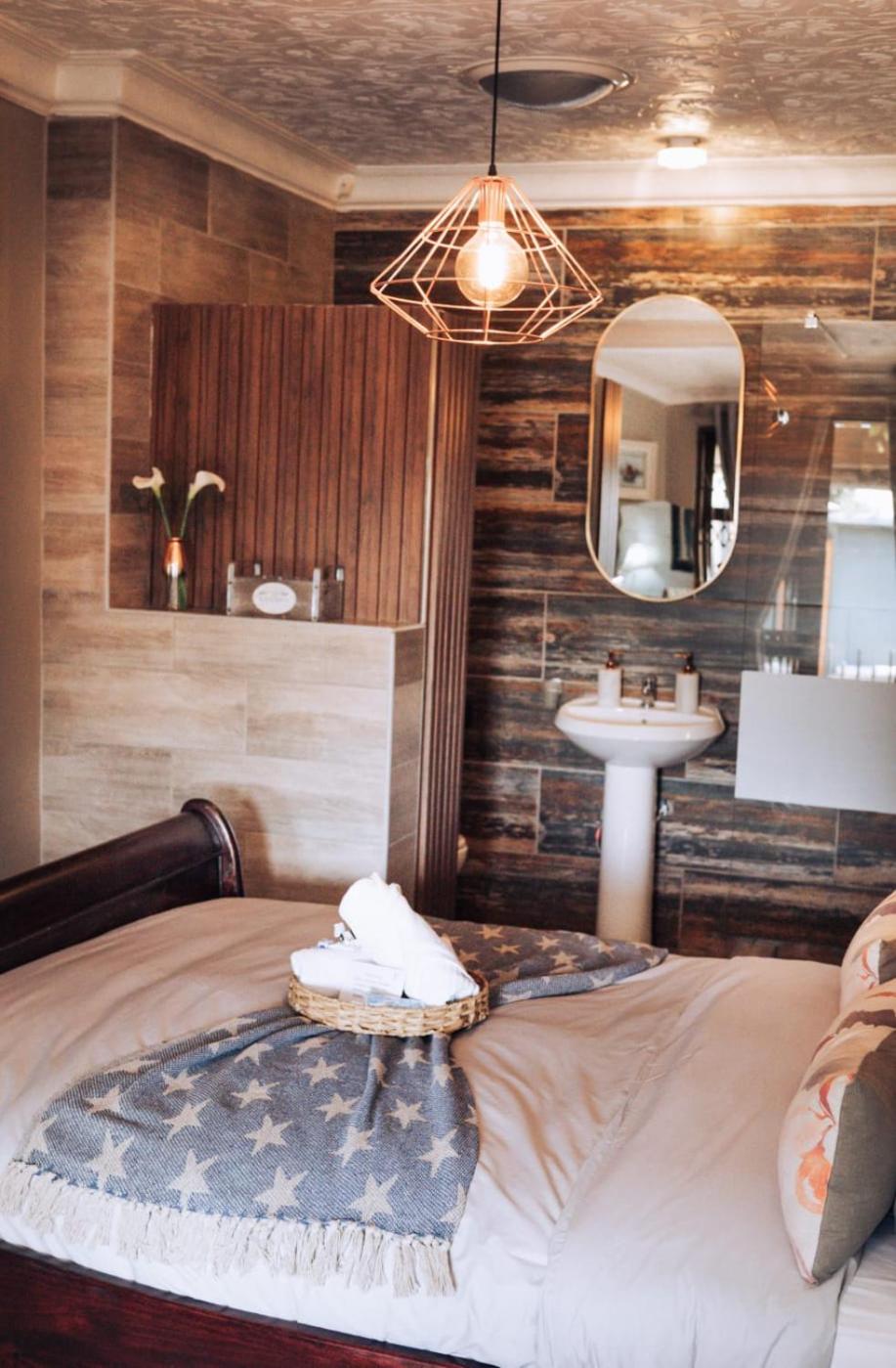 Deluxe Double Room with Shower - Photo 20