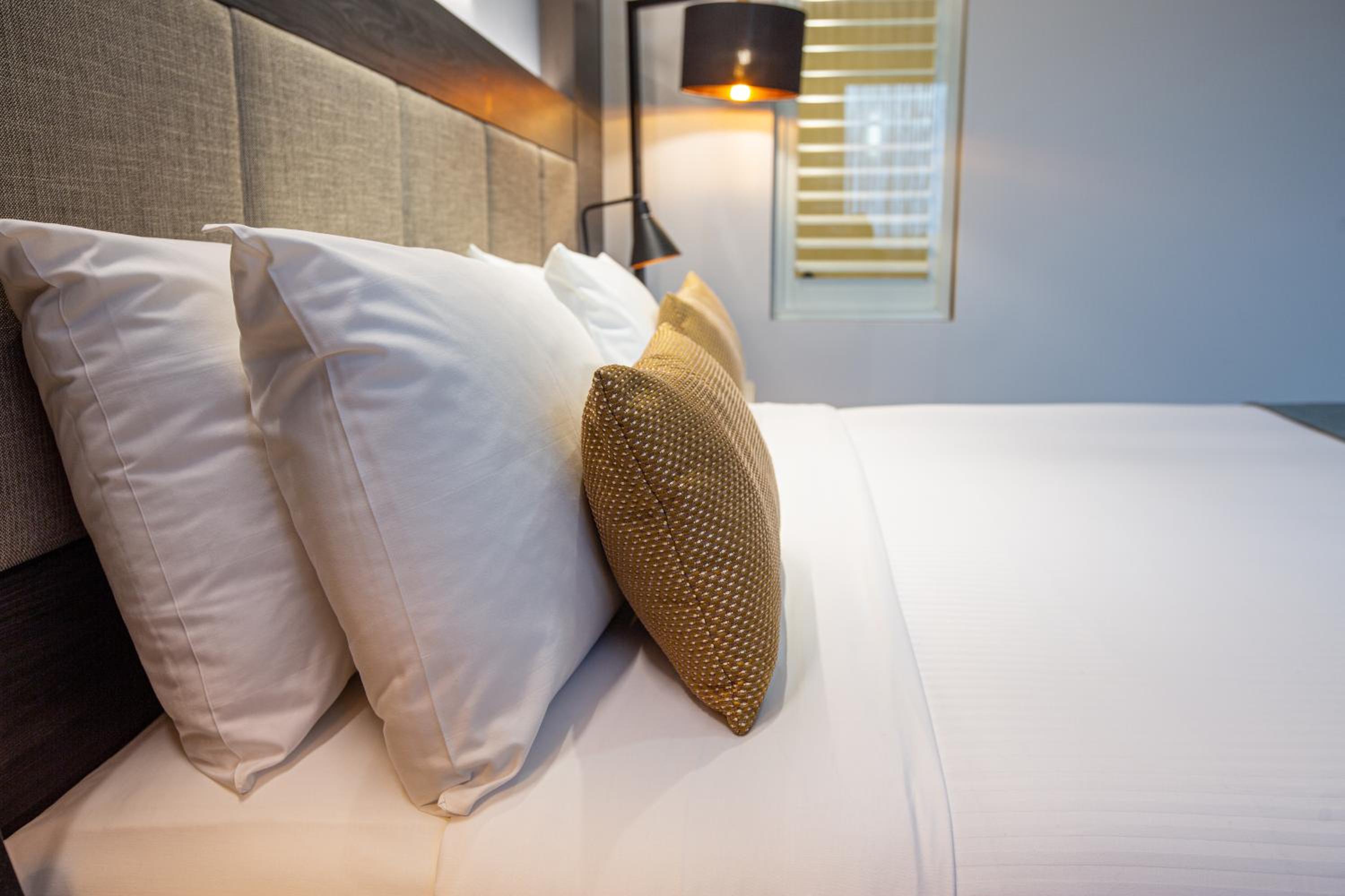 Deluxe King Room - Photo 8
