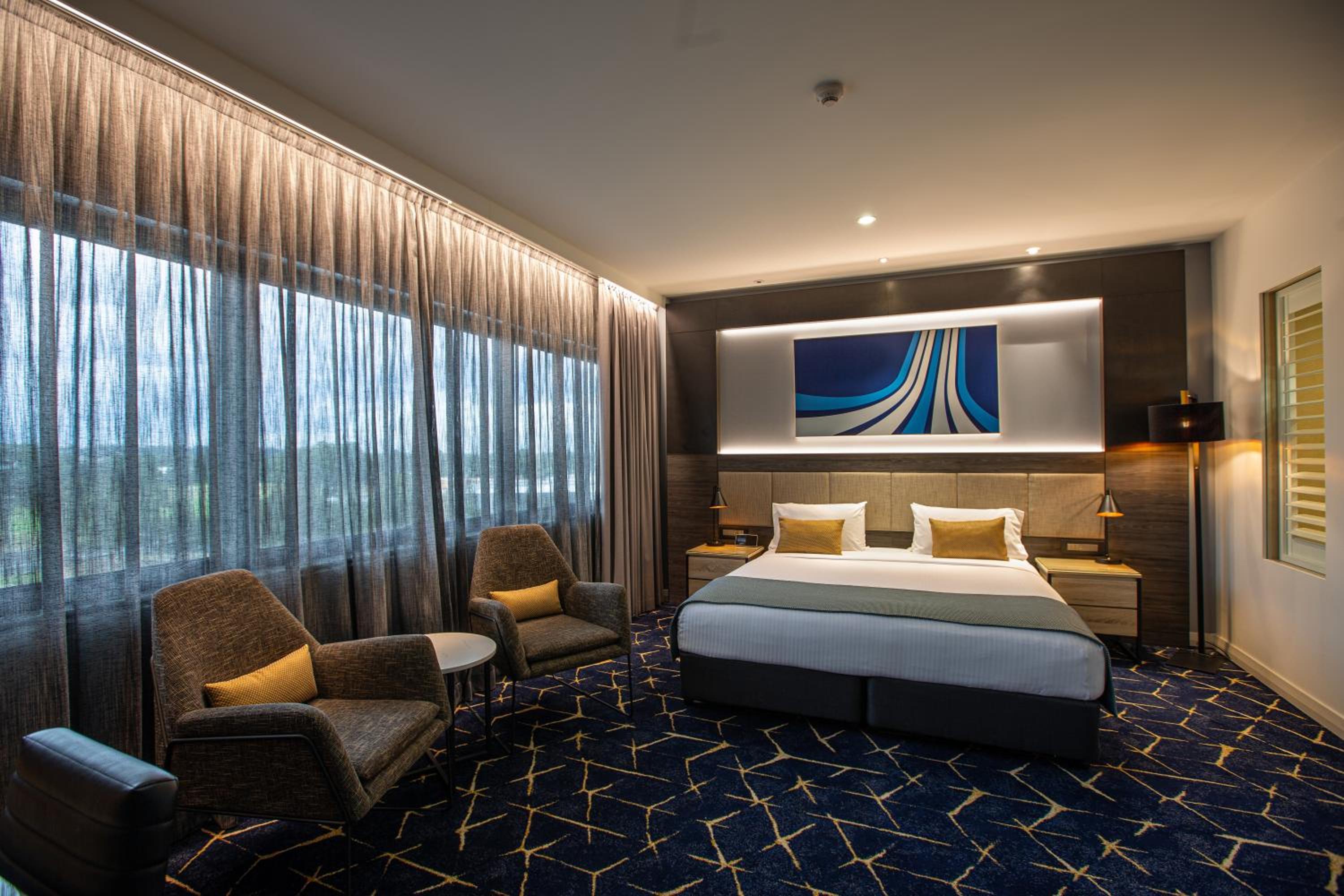 Deluxe King Room - Photo 11