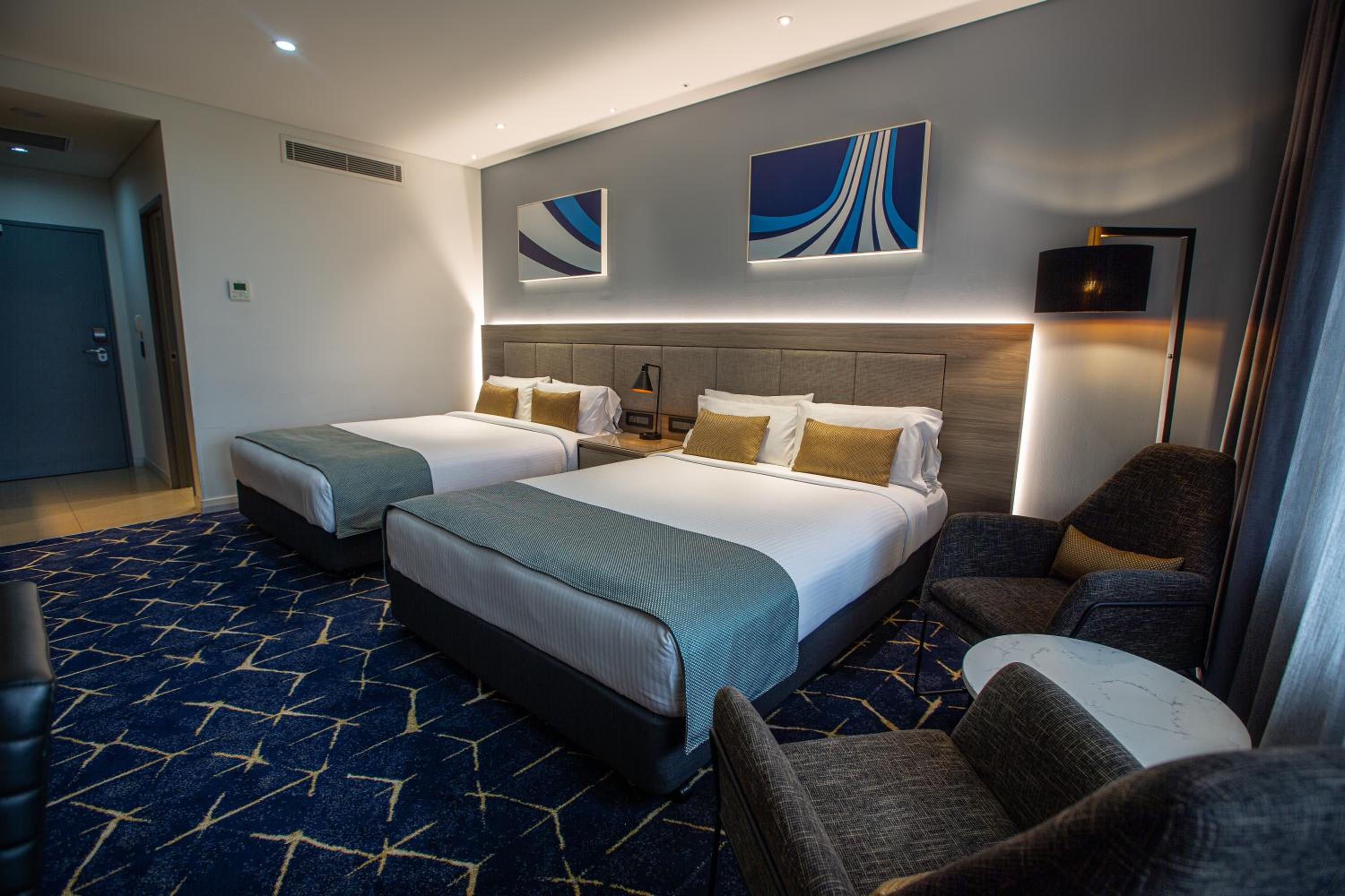 Standard Room with 2 Queen Beds - Photo 3