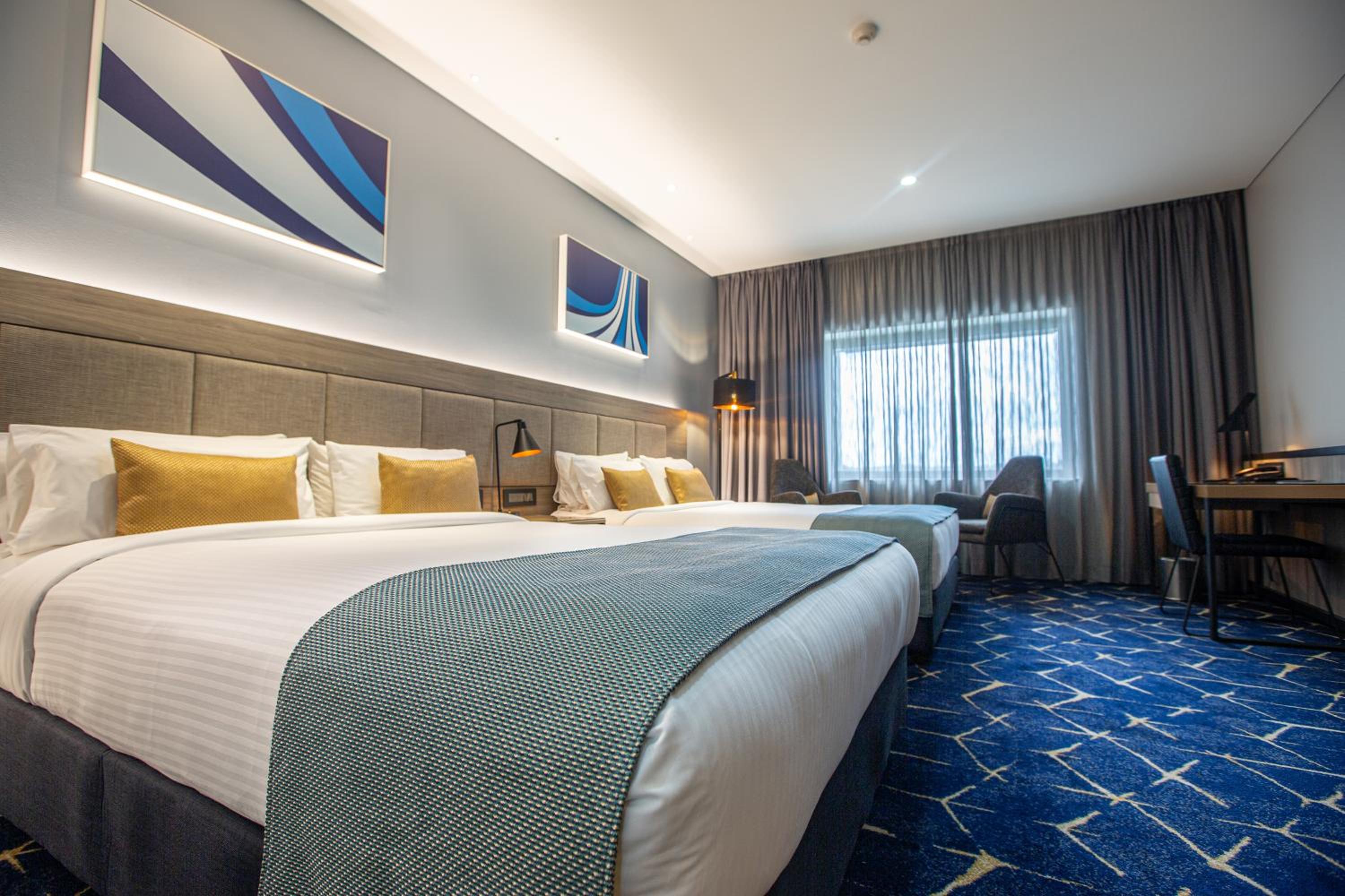Standard Room with 2 Queen Beds - Photo 2