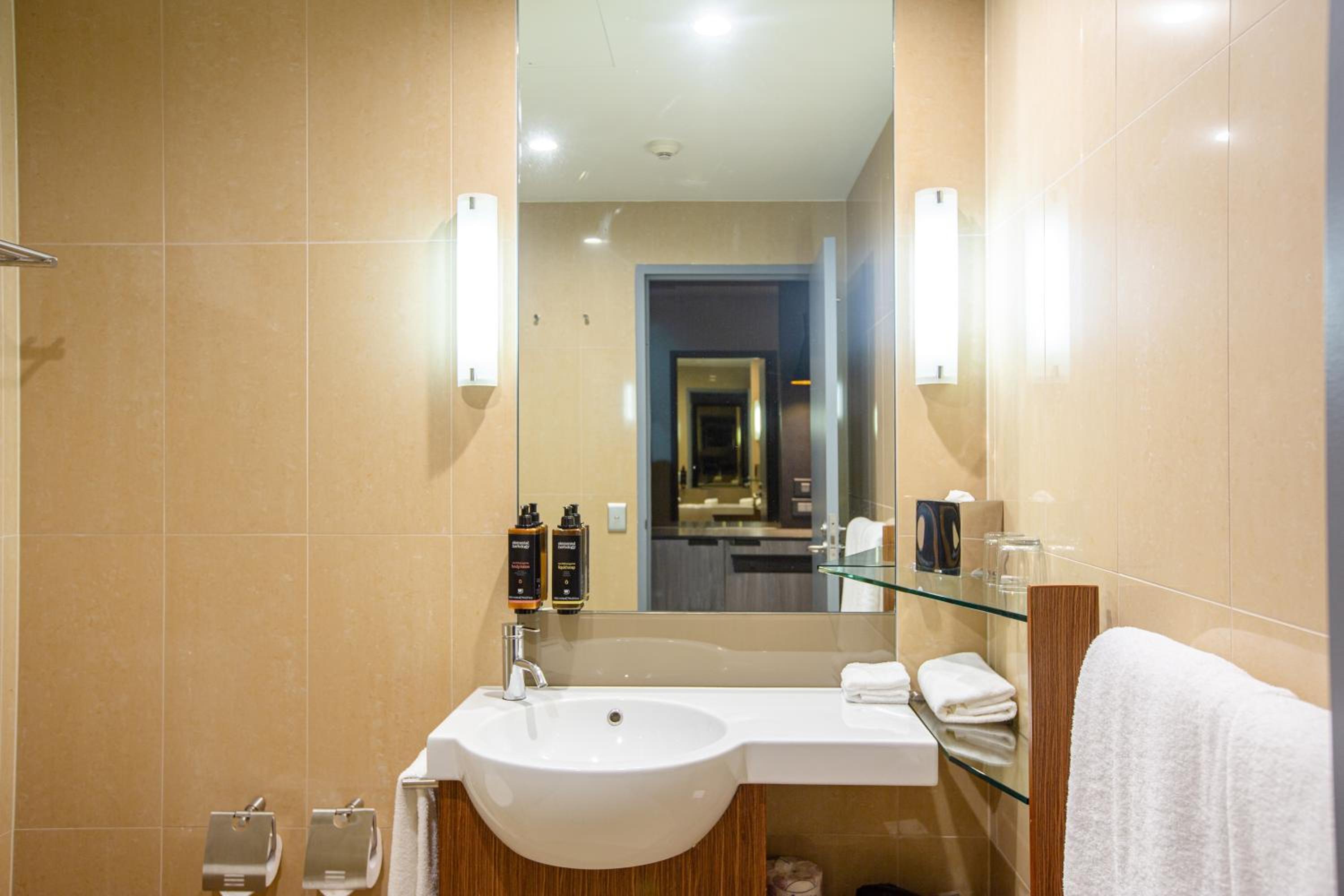Standard Room with 2 Queen Beds - Photo 5