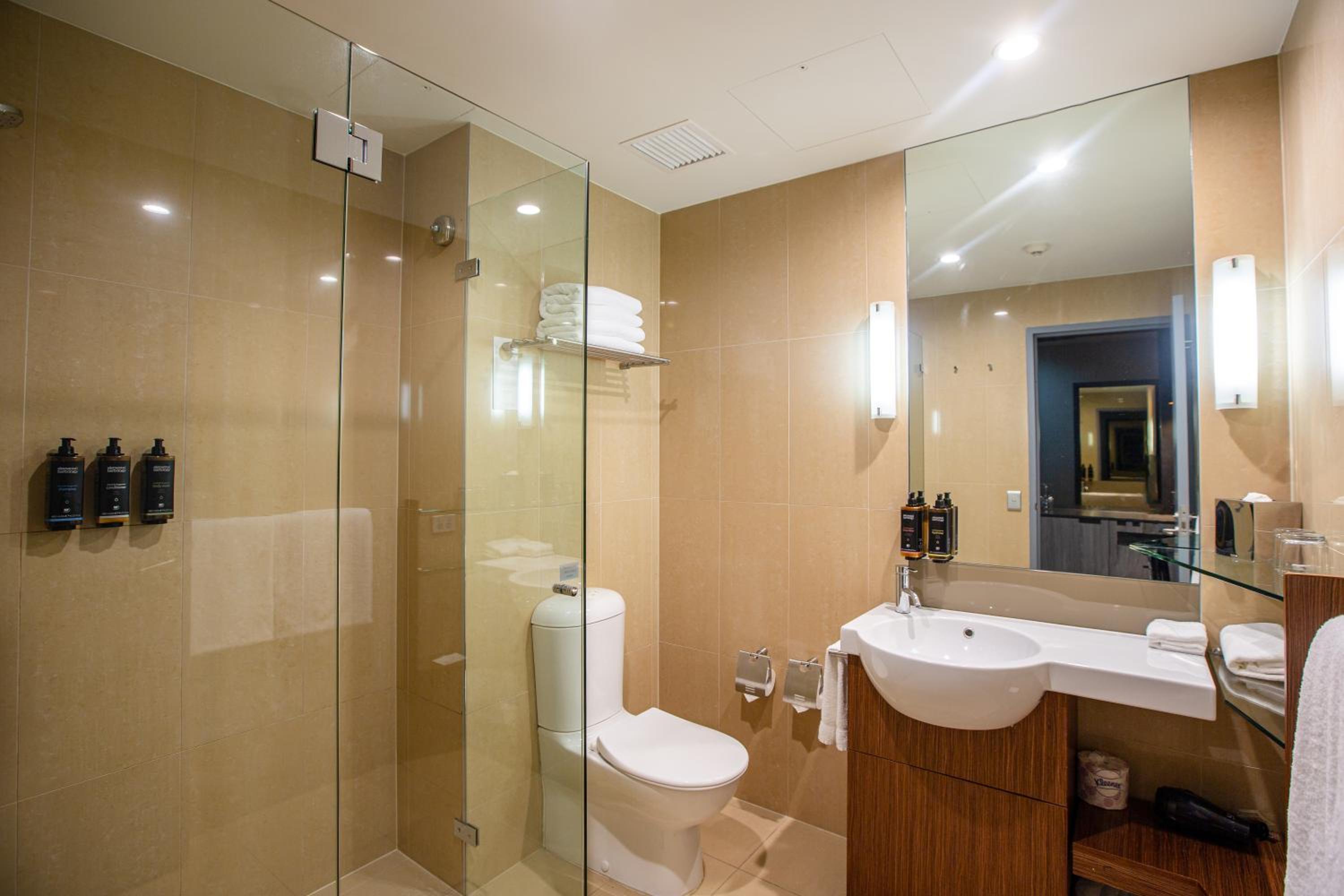 Standard Room with 2 Queen Beds - Photo 6
