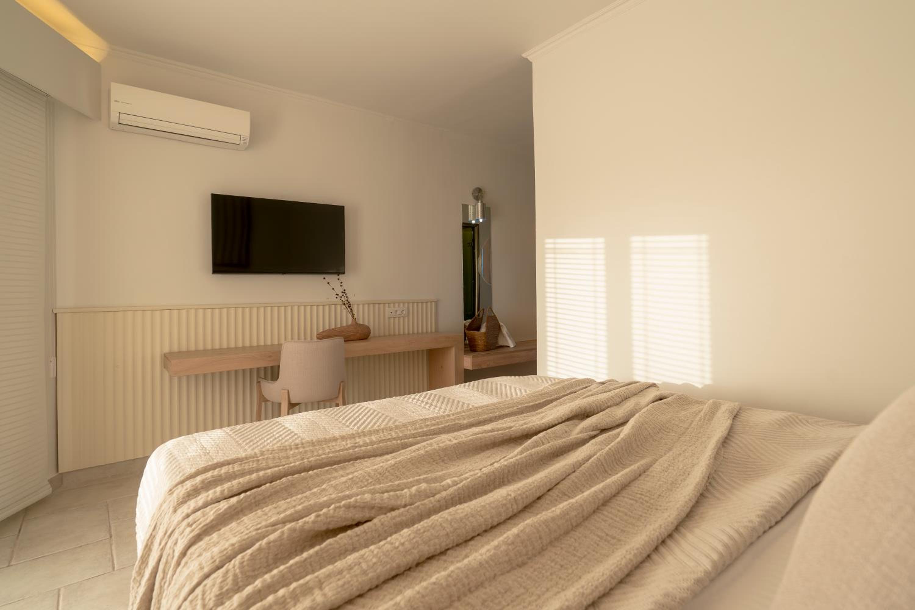 Superior Double Room with Side Sea and Pool View  - Photo 2