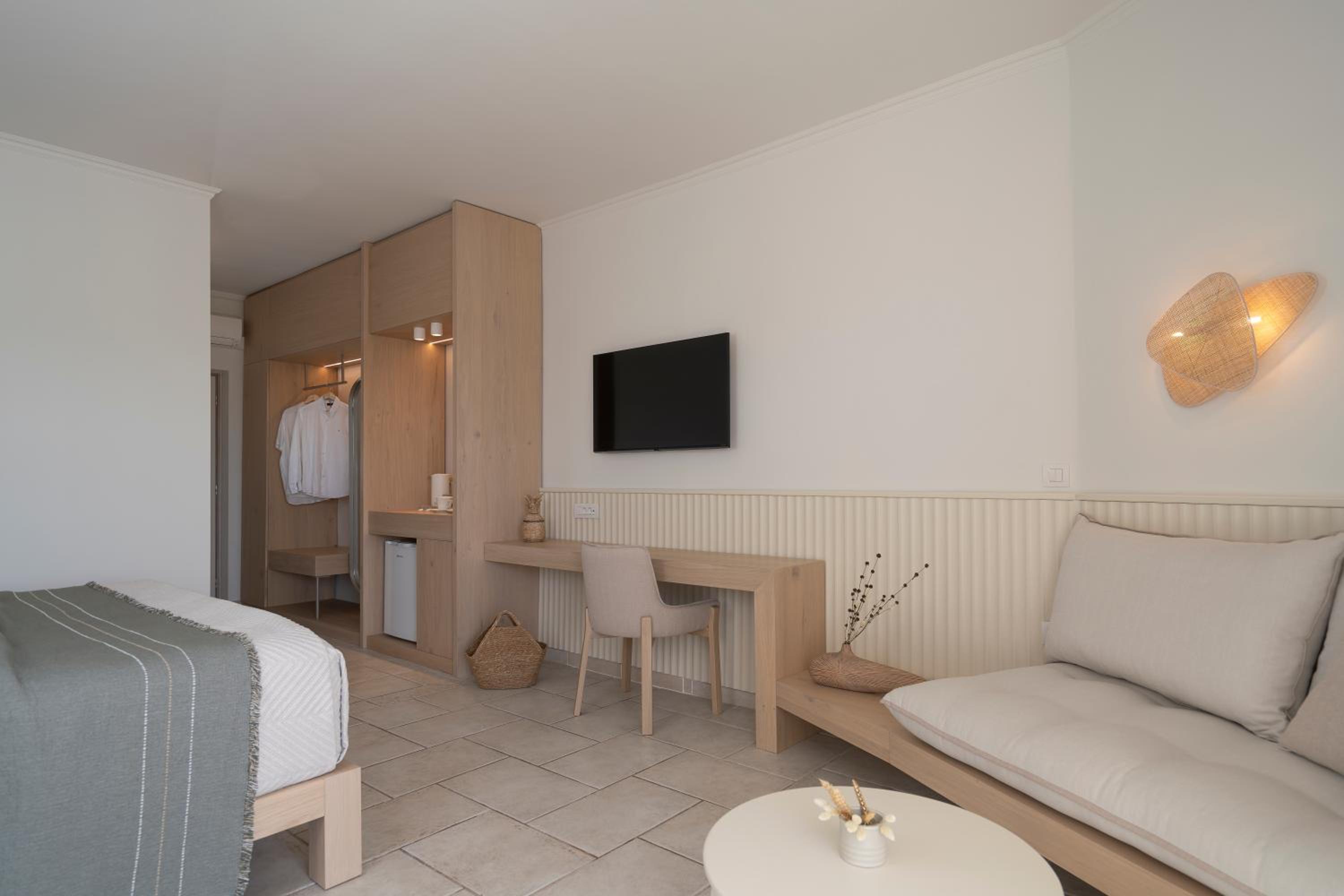 Superior Double Room with Side Sea and Pool View  - Photo 27