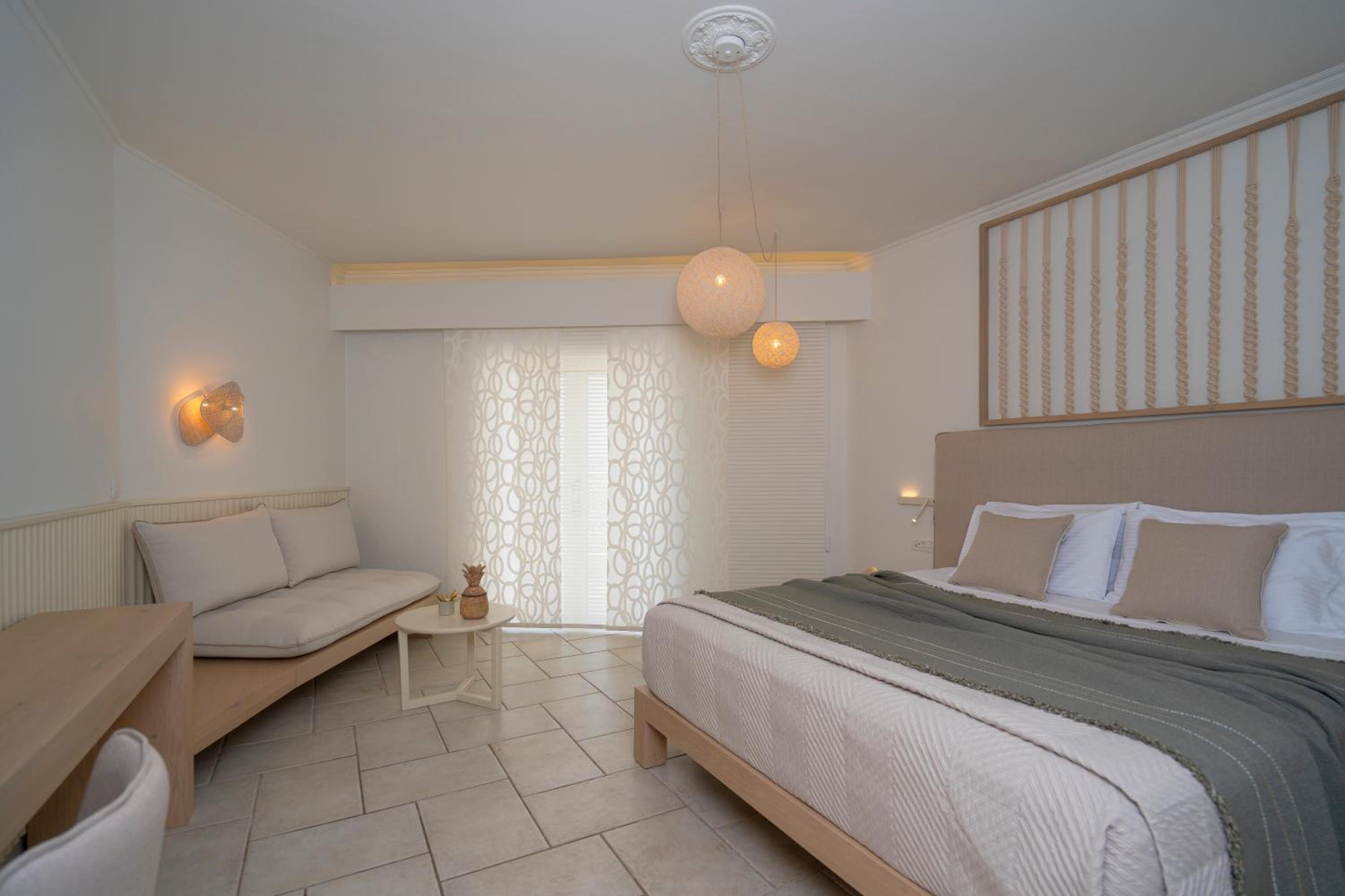 Superior Double Room with Side Sea and Pool View  - Photo 9