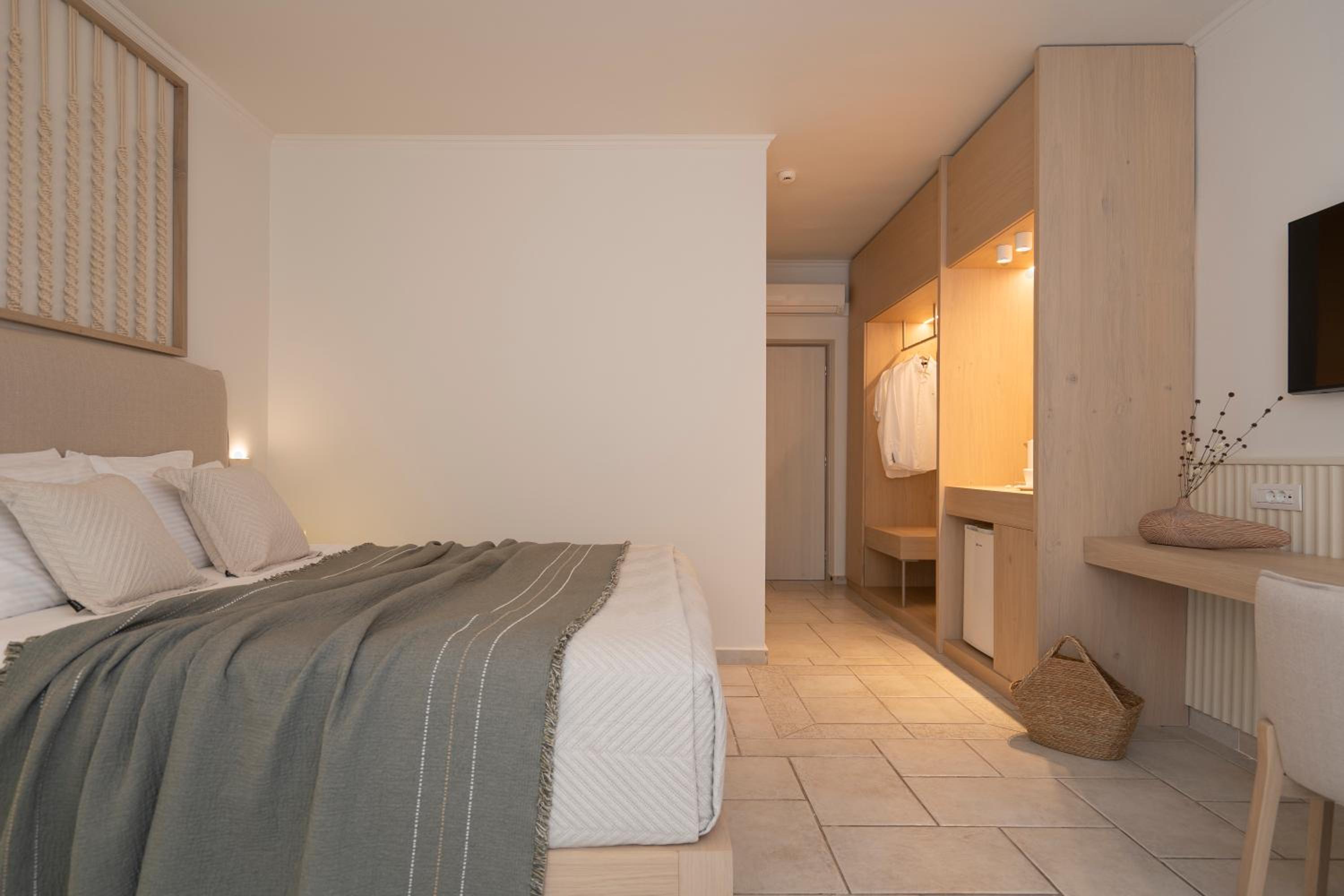 Superior Double Room with Side Sea and Pool View  - Photo 5