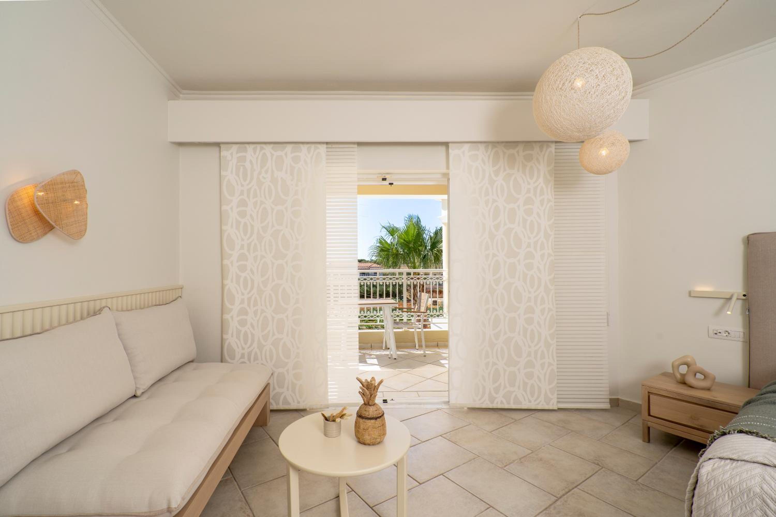 Superior Double Room with Side Sea and Pool View  - Photo 19