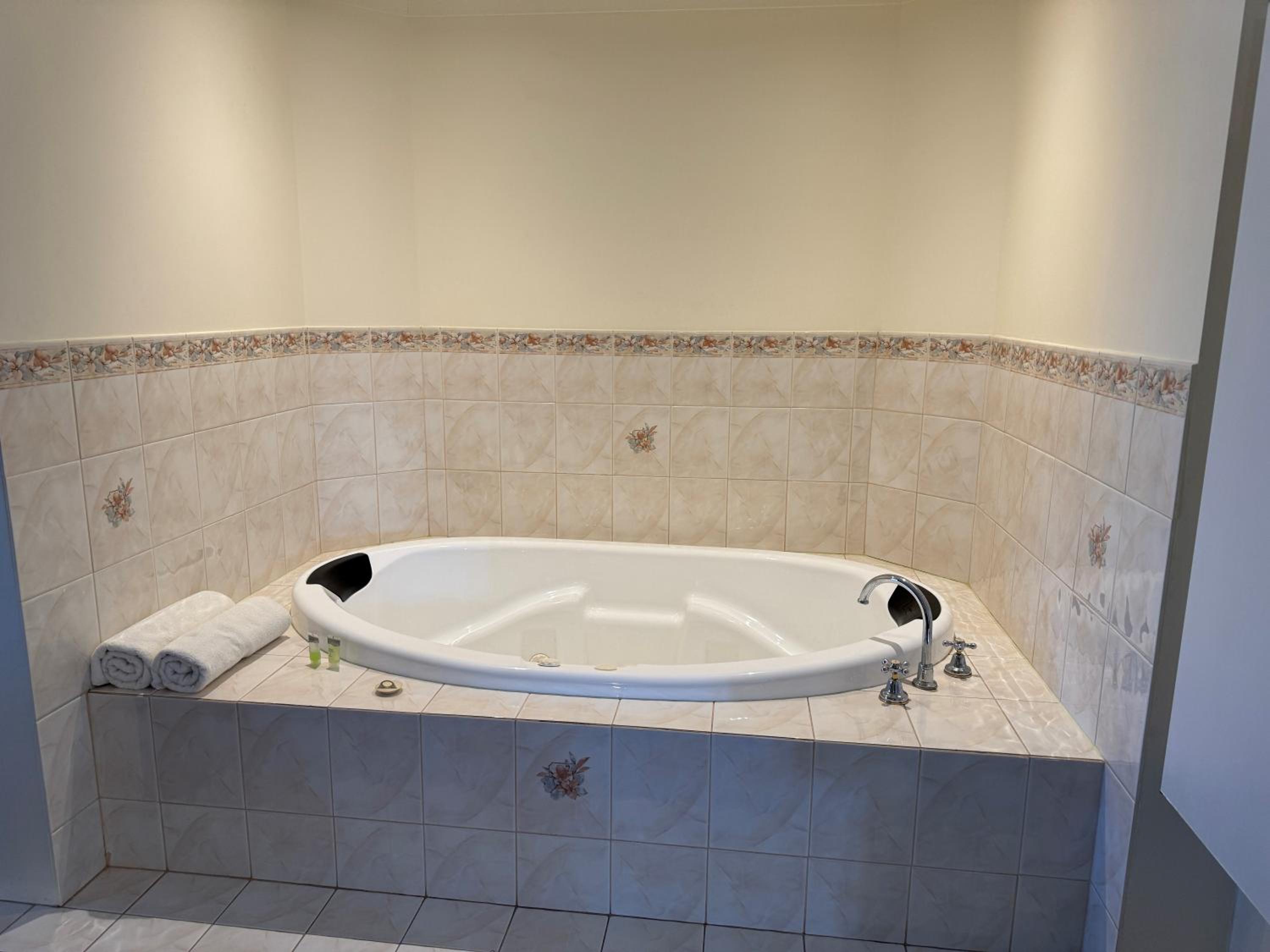 Queen Room with Spa Bath photo 3