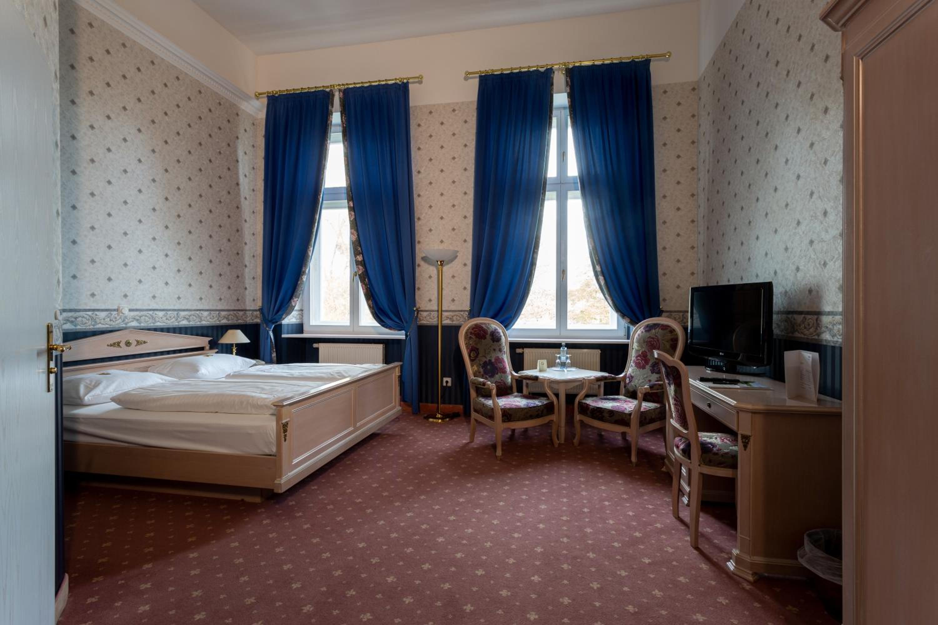 Double Room with Lake View - Photo 1