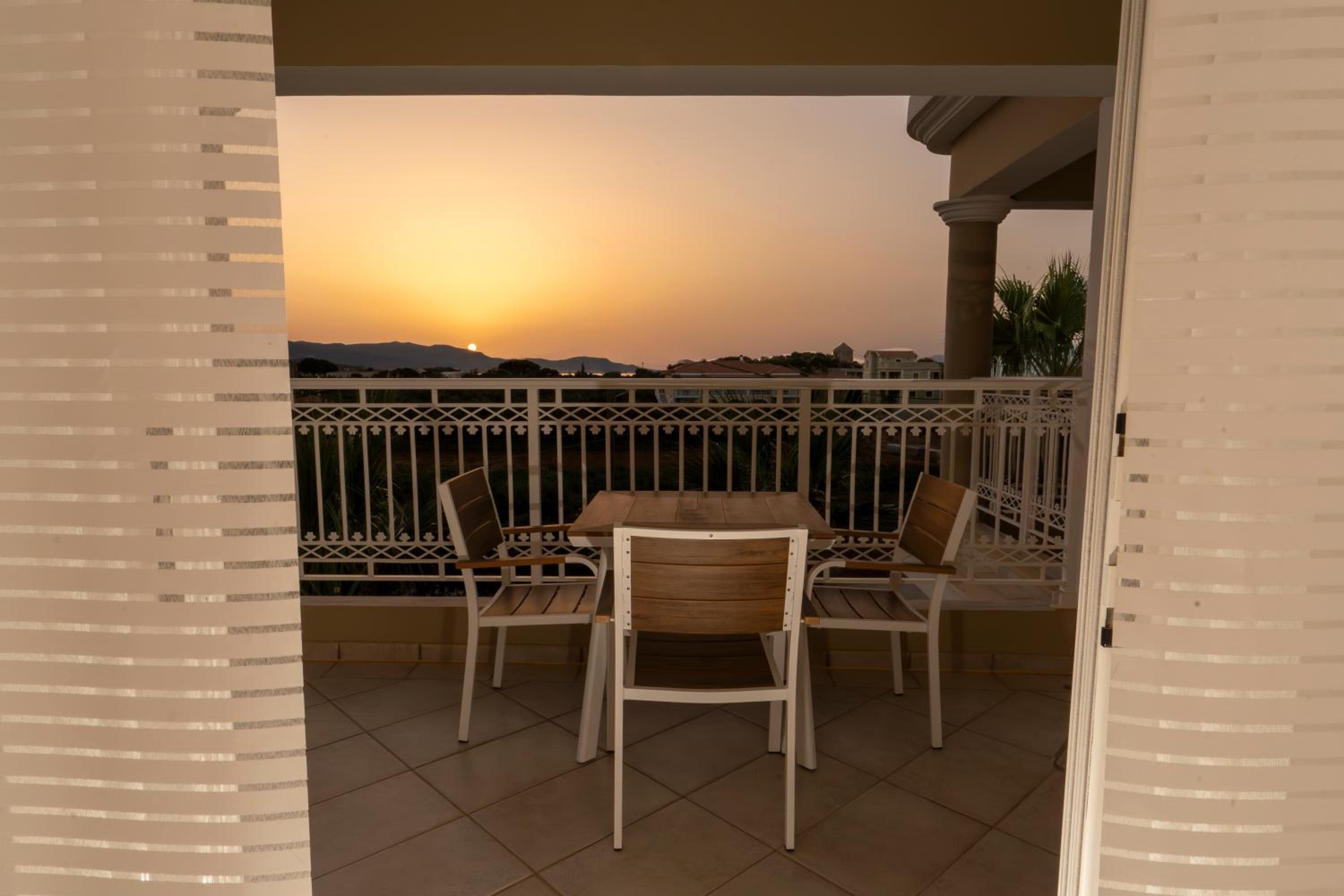 Superior Double Room with Side Sea and Pool View  - Photo 22