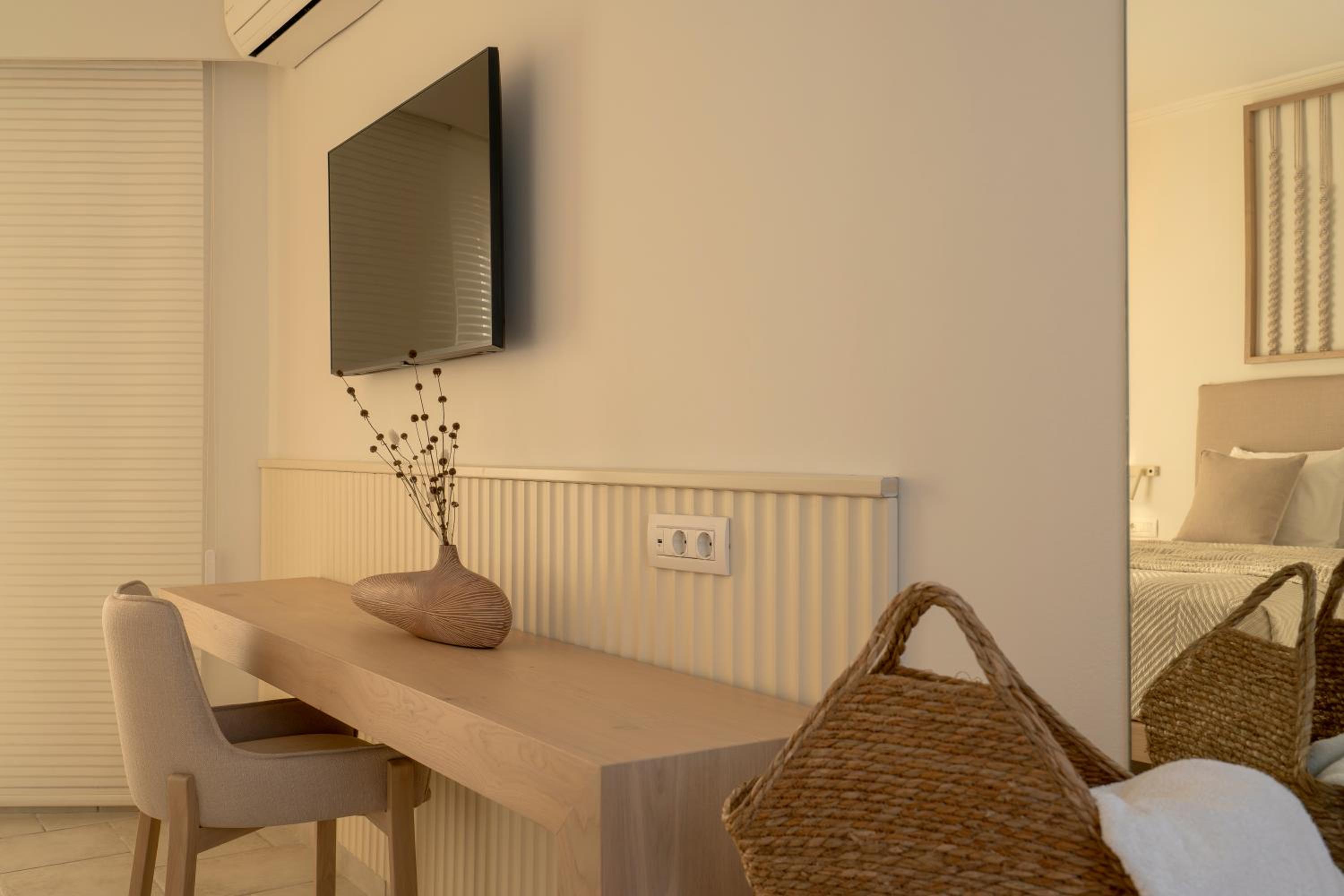 Superior Double Room with Side Sea and Pool View  - Photo 26