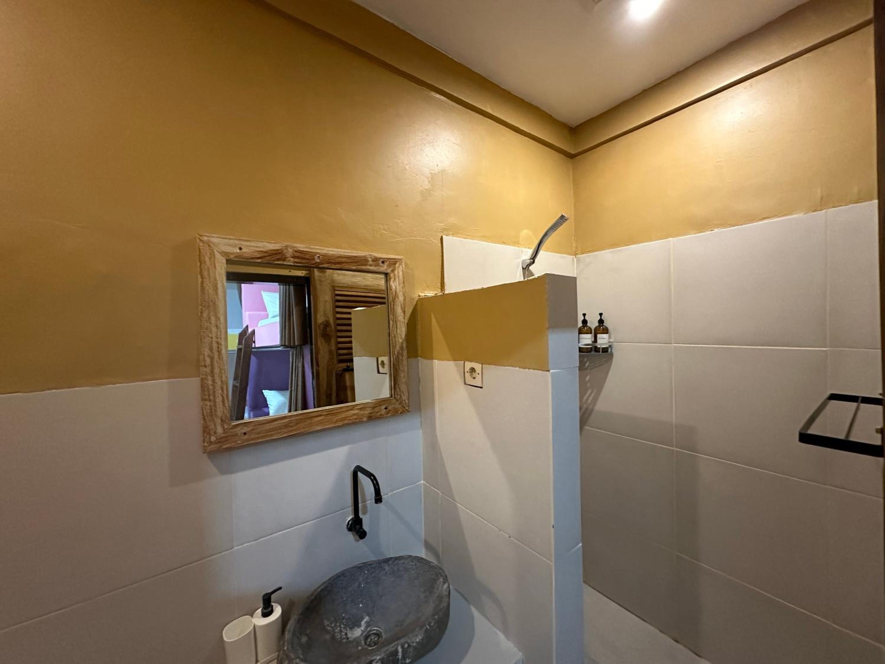 6-Bed Mixed Dormitory Room photo 3
