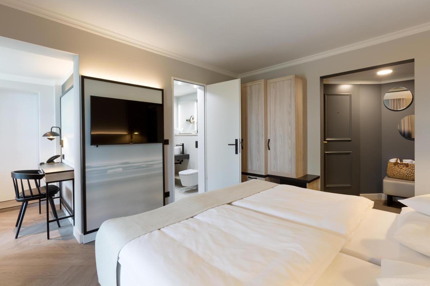 Renovated Junior Suite with Balcony - Photo 12