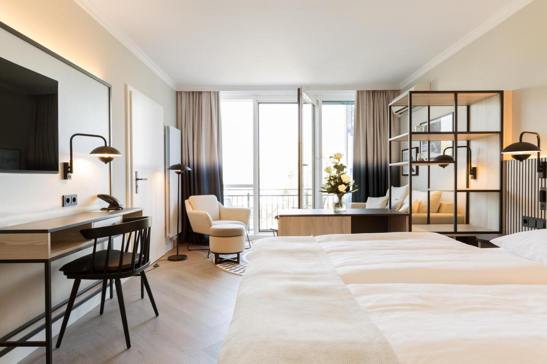 Renovated Deluxe Double Room with Balcony thumbnail 6