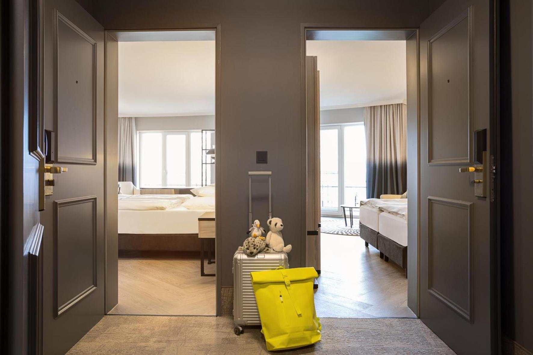 Renovated Deluxe Double Room with Balcony - Photo 9