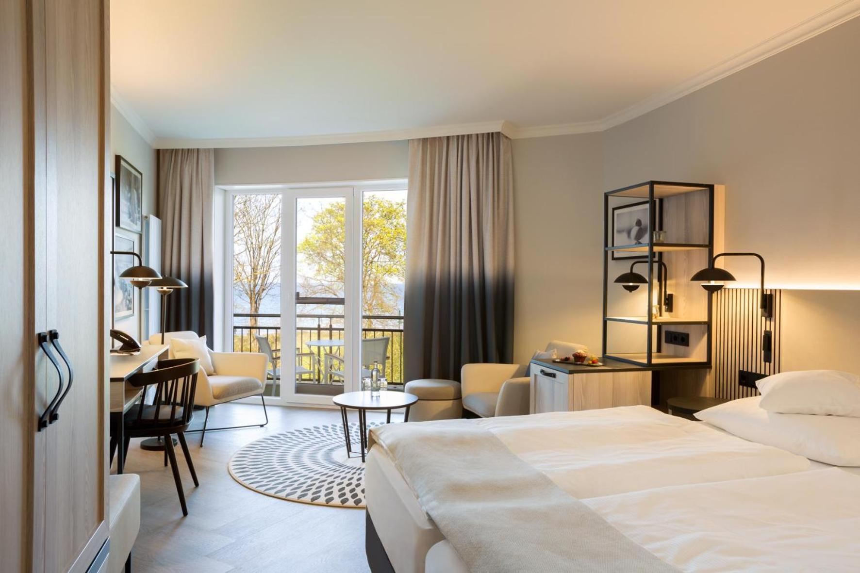 Renovated Deluxe Double Room with Balcony - Photo 10