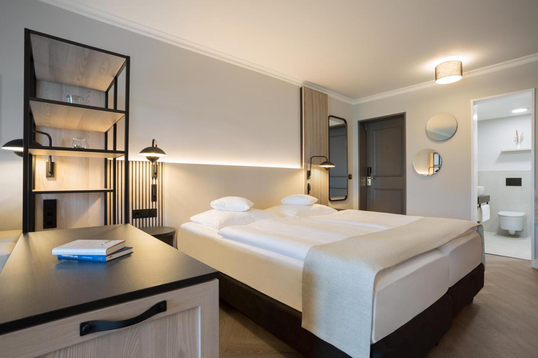 Renovated Deluxe Double Room with Balcony - Photo 11