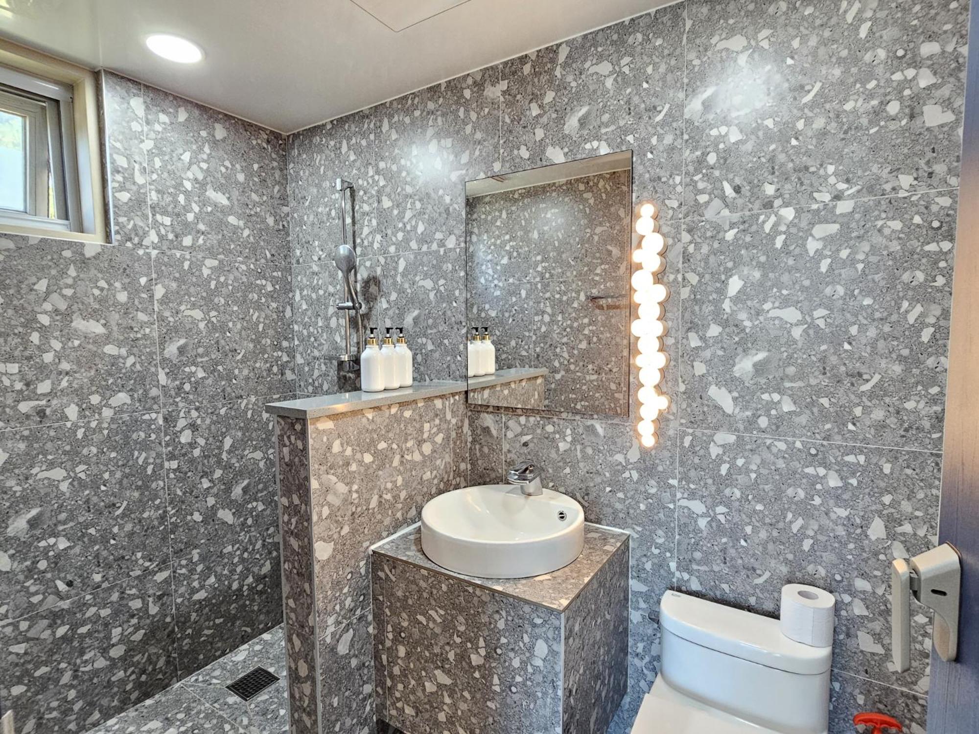 Double Room with Sea View - Photo 15