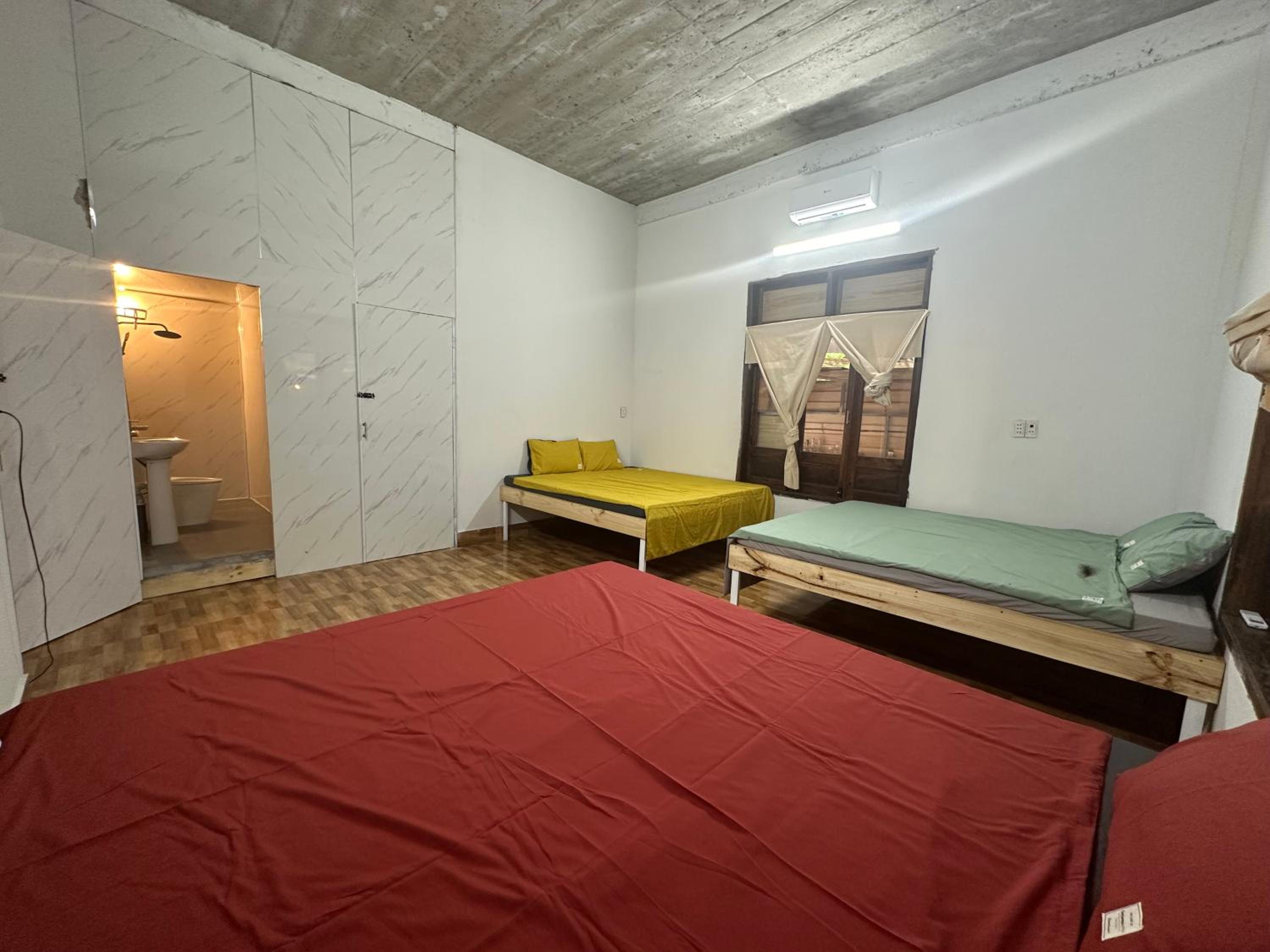 Single Bed in Mixed Dormitory Room