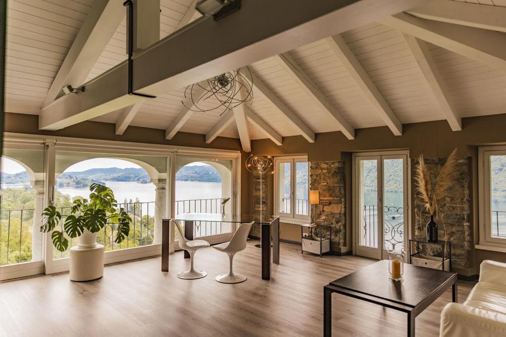 Penthouse with Balcony and Lake View photo 2