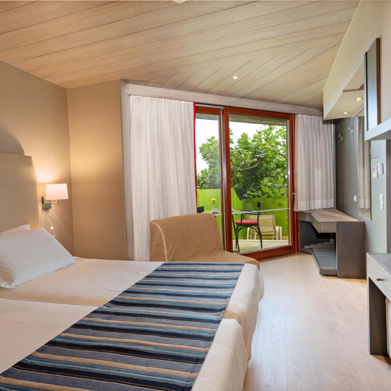 Double Room with Sea View - Photo 9