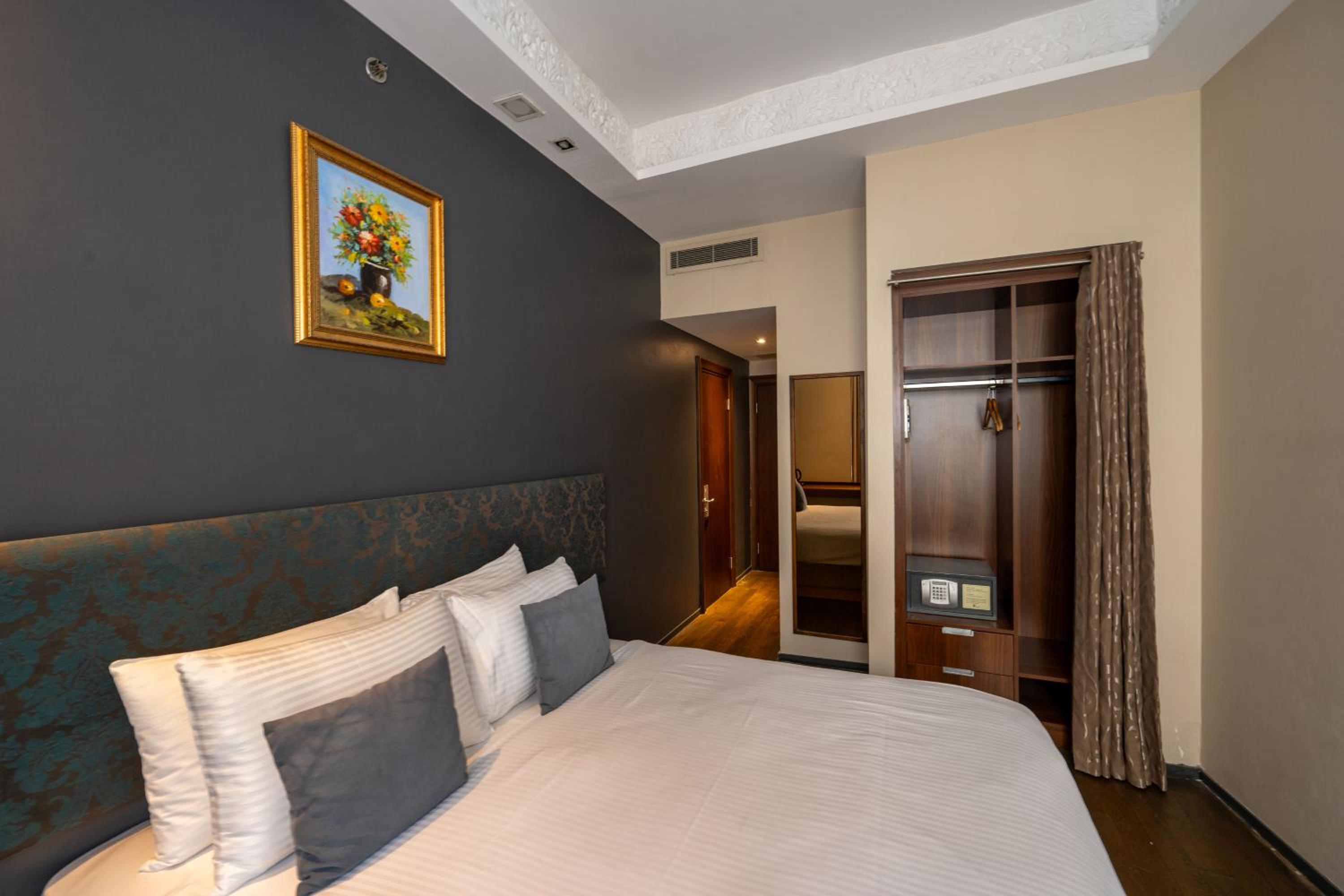 Superior Double or Twin Room photo 3