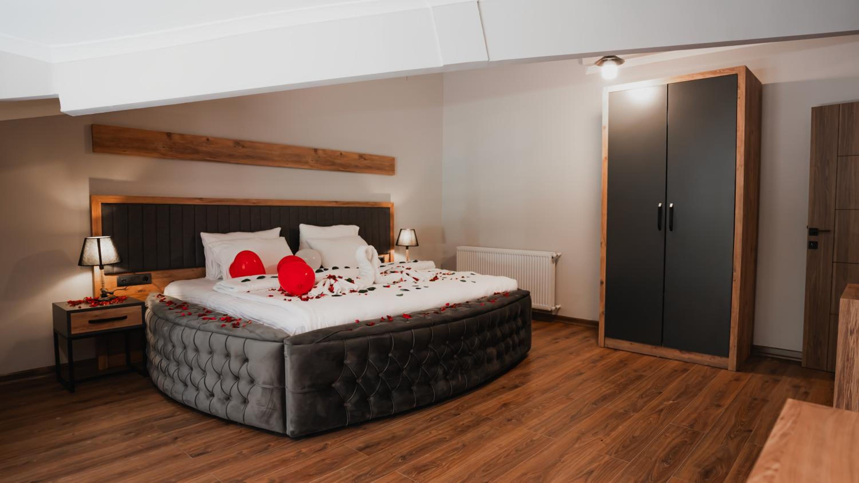 King Suite with Spa Bath - Photo 1