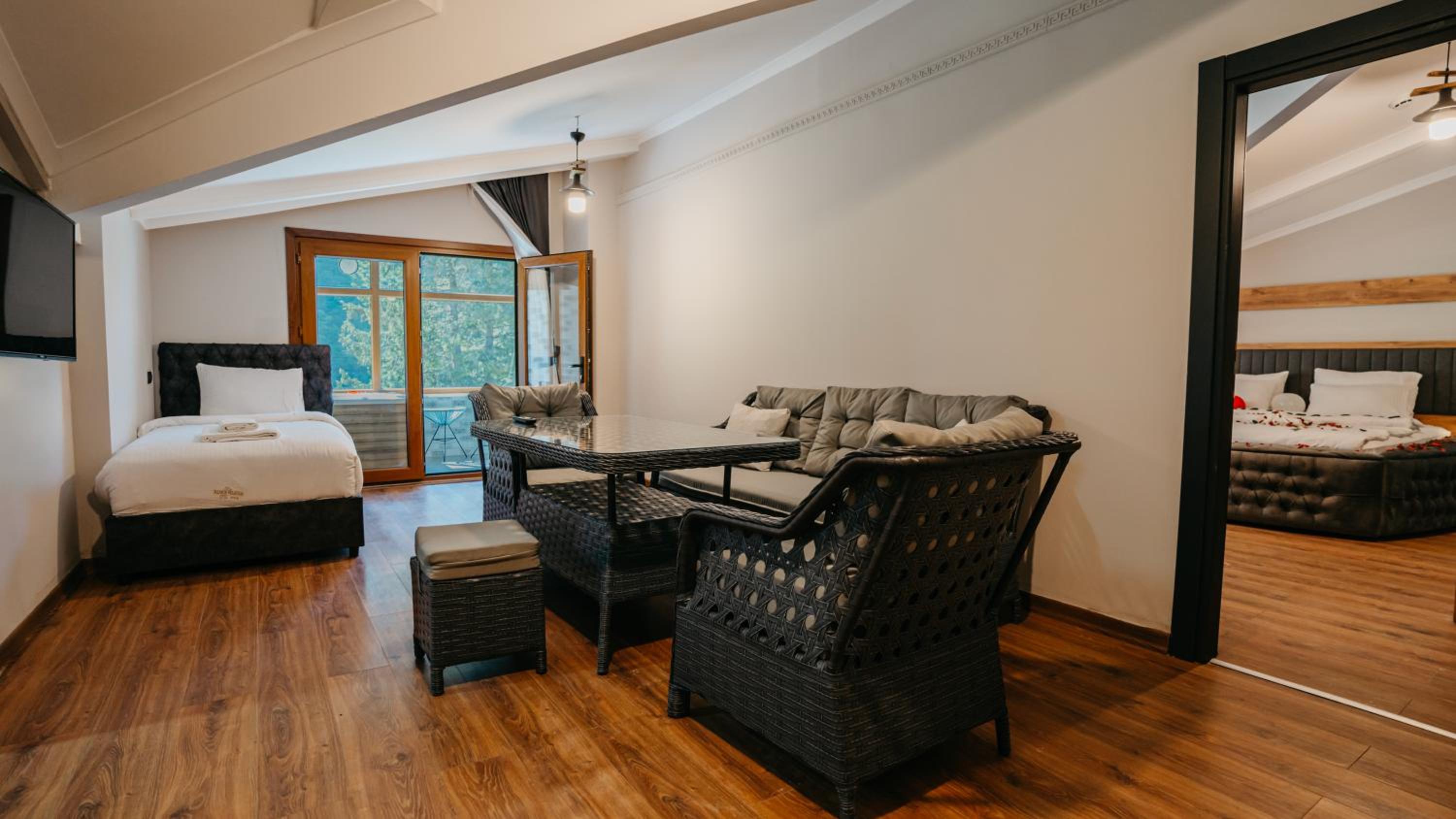 King Suite with Spa Bath - Photo 3
